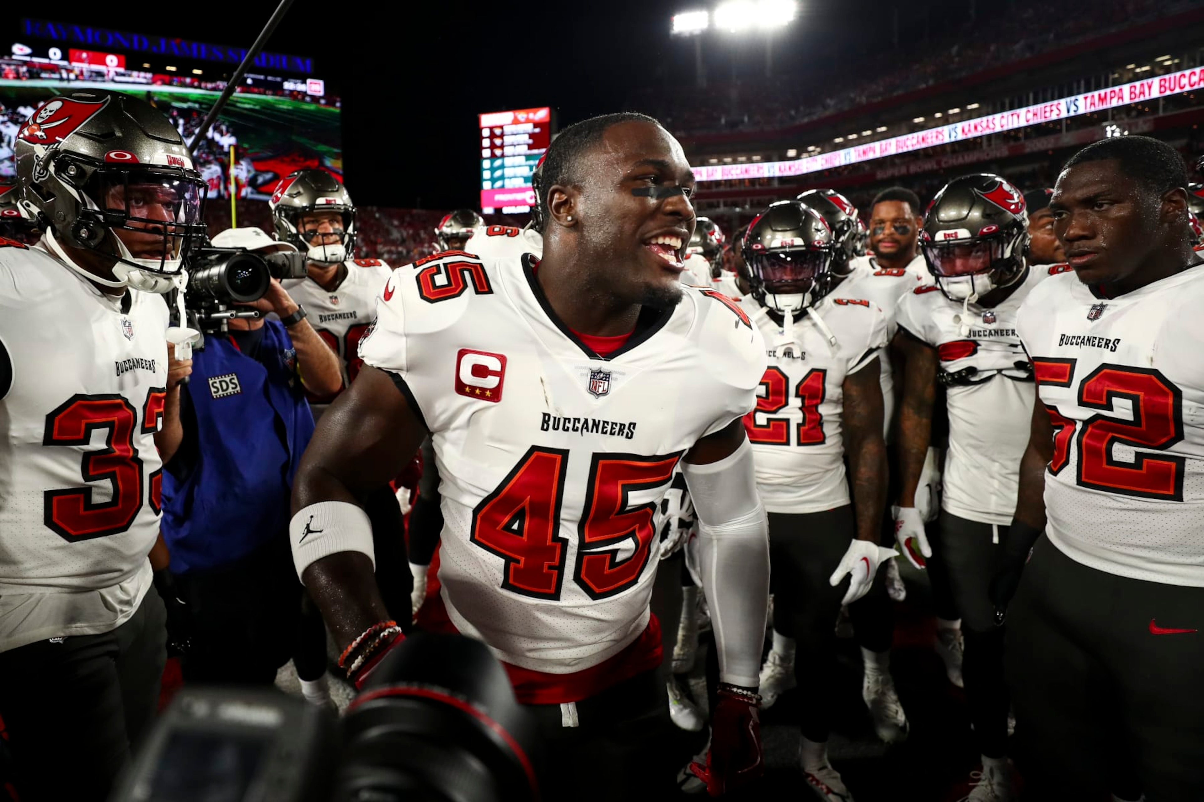 TAMPA, FL - OCTOBER 2: Devin White #45 of the Tampa Bay Buccaneers gives a speech in the team huddle prior to an NFL football game against the Kansas City Chiefs at Raymond James Stadium on October 2, 2022 in Tampa, Florida. (Photo by Kevin Sabitus/Getty Images)