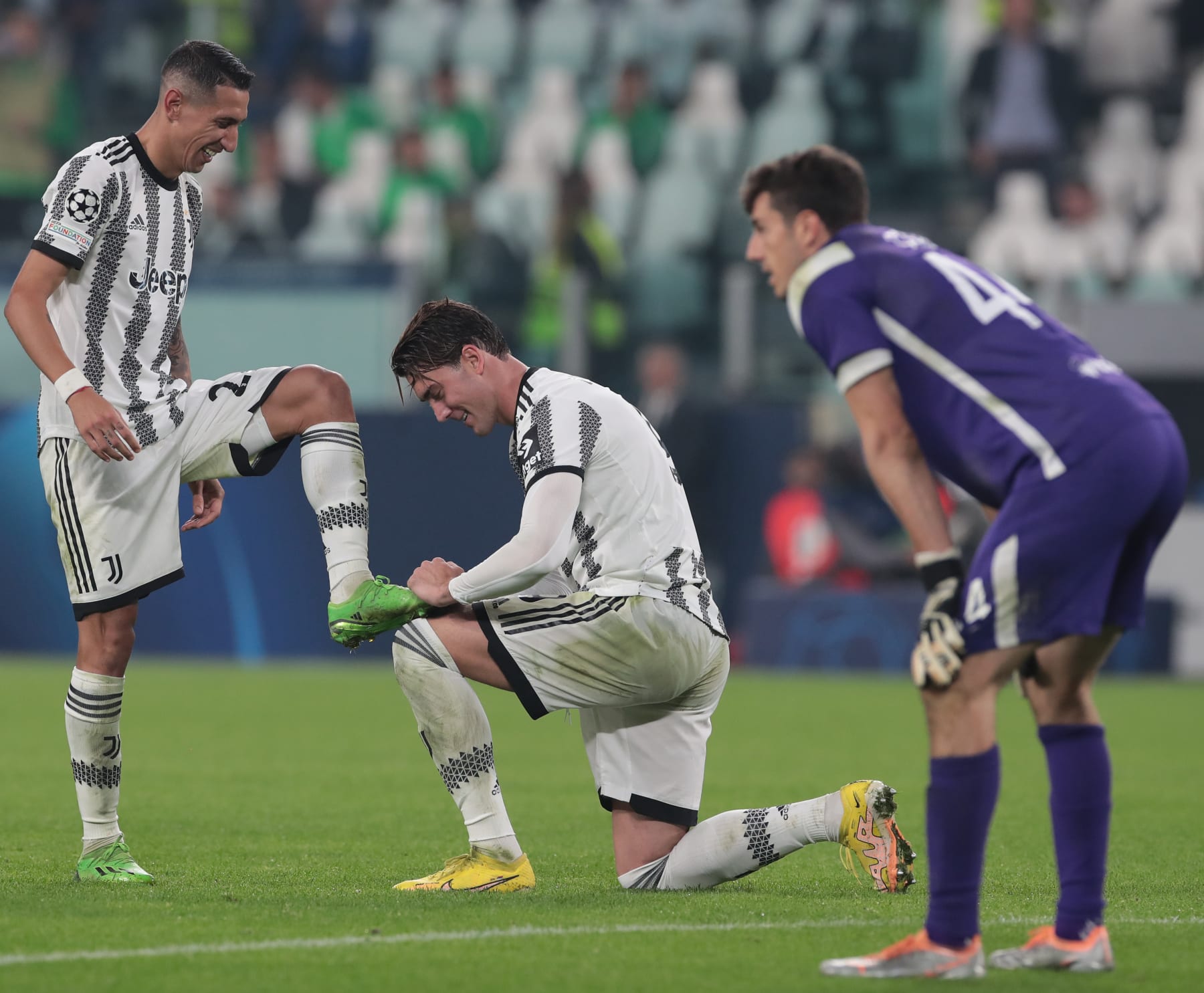 TURIN, ITALY - OCTOBER 05:  Dusan Vlahovic of Juventus celebrates his goal with his team-mate Angel Di Maria during the UEFA Champions League group H match between Juventus and Maccabi Haifa FC at Allianz Stadium on October 05, 2022 in Turin, Italy. (Photo by Emilio Andreoli/Getty Images)