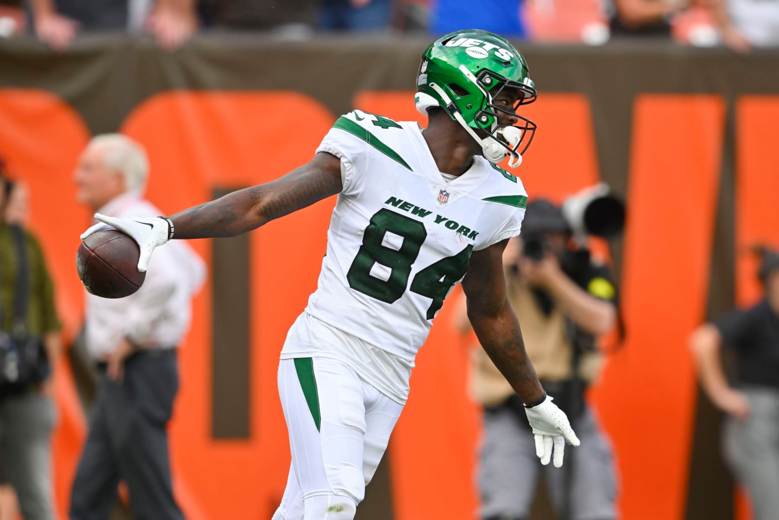 New York Jets wide receiver Corey Davis (84) celebrates after he made a catch and took it in for a touchdown against the Cleveland Browns during the second half of an NFL football game, Sunday, Sept. 18, 2022, in Cleveland. (AP Photo/David Richard)