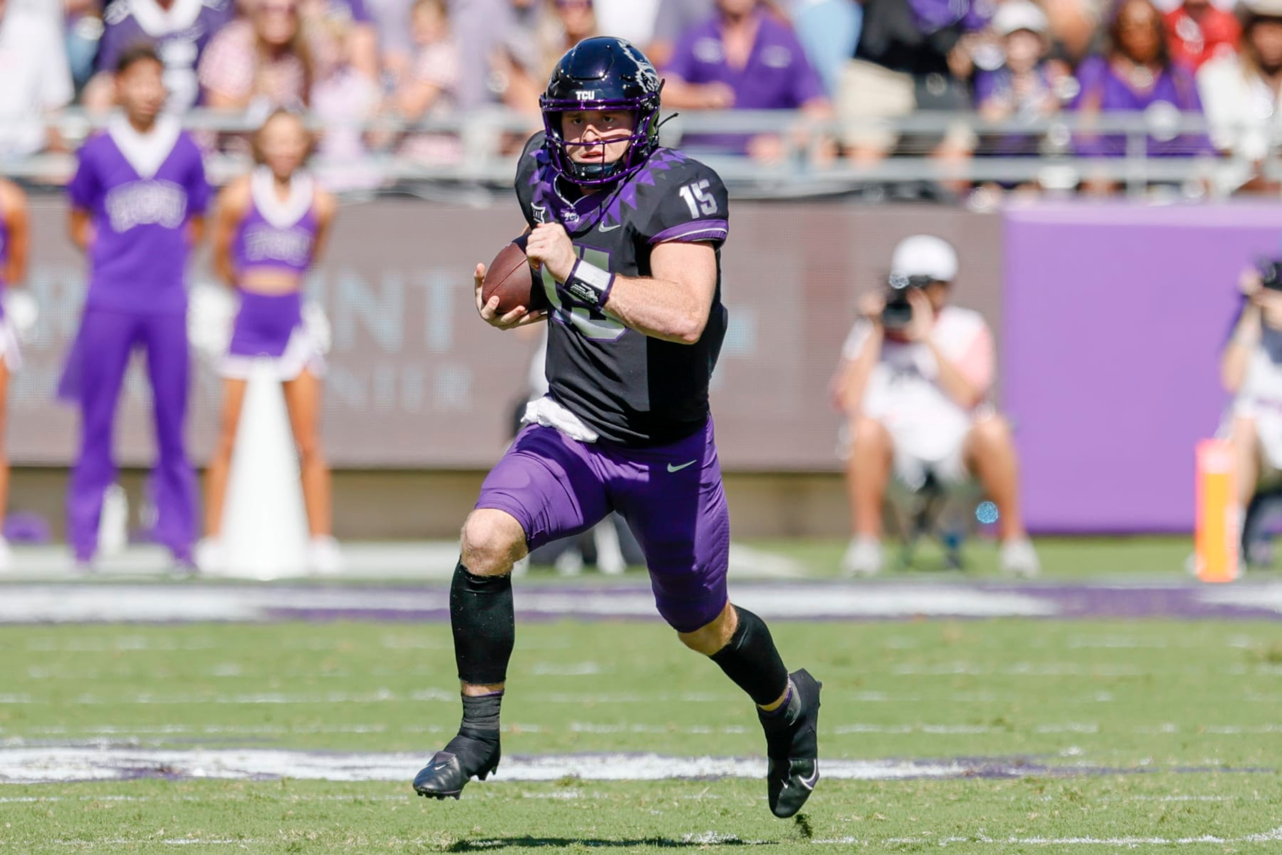 FORT WORTH, TX - OCTOBER 01: TCU Horned Frogs quarterback Max Duggan (15) runs for a touchdown during the game between the TCU Horned Frogs and the Oklahoma Sooners on October 1, 2022 at Amon G. Carter Stadium in Fort Worth, Texas. (Photo by Matthew Pearce/Icon Sportswire via Getty Images) FORT WORTH, TX - OCTOBER 01: TCU Horned Frogs quarterback Max Duggan (15) runs for a touchdown during the game between the TCU Horned Frogs and the Oklahoma Sooners on October 1, 2022 at Amon G. Carter Stadium in Fort Worth, Texas. (Photo by Matthew Pearce/Icon Sportswire via Getty Images)