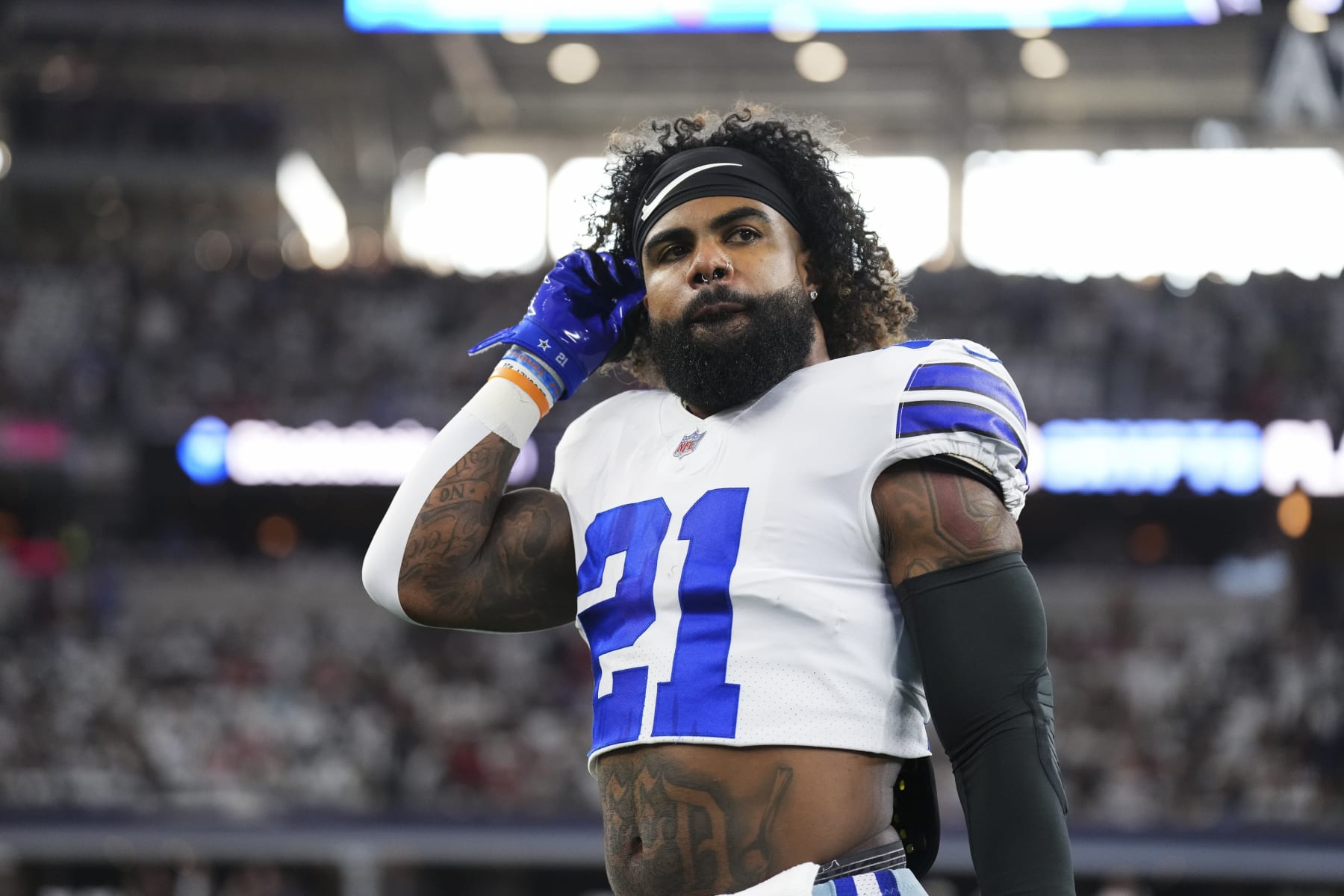 ARLINGTON, TX - SEPTEMBER 11: Ezekiel Elliott #21 of the Dallas Cowboys warms up against the Tampa Bay Buccaneers at AT&T Stadium on September 11, 2022 in Arlington, TX. (Photo by Cooper Neill/Getty Images)