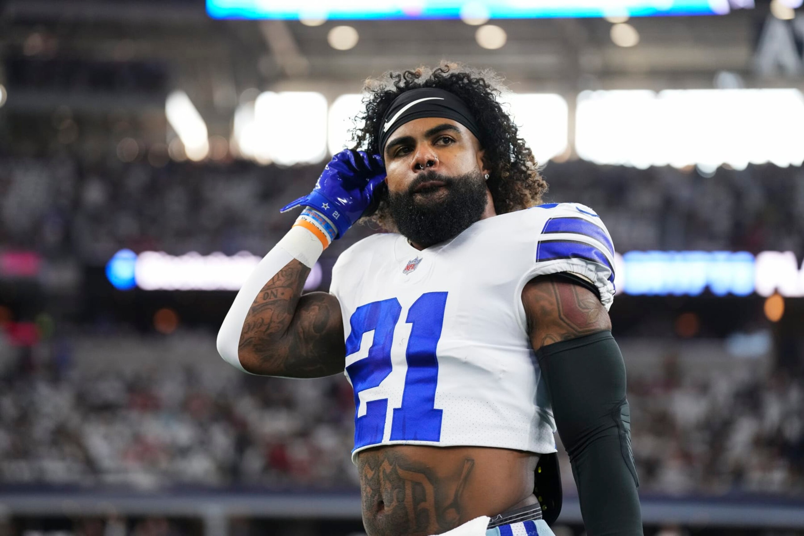ARLINGTON, TX - SEPTEMBER 11: Ezekiel Elliott #21 of the Dallas Cowboys warms up against the Tampa Bay Buccaneers at AT&T Stadium on September 11, 2022 in Arlington, TX. (Photo by Cooper Neill/Getty Images)