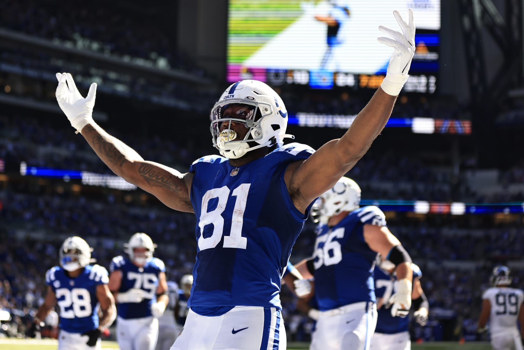 INDIANAPOLIS, INDIANA - OCTOBER 02: Mo Alie-Cox #81 of the Indianapolis Colts celebrates scoring a touchdown during the third quarter against the Tennessee Titans at Lucas Oil Stadium on October 02, 2022 in Indianapolis, Indiana. (Photo by Justin Casterline/Getty Images)