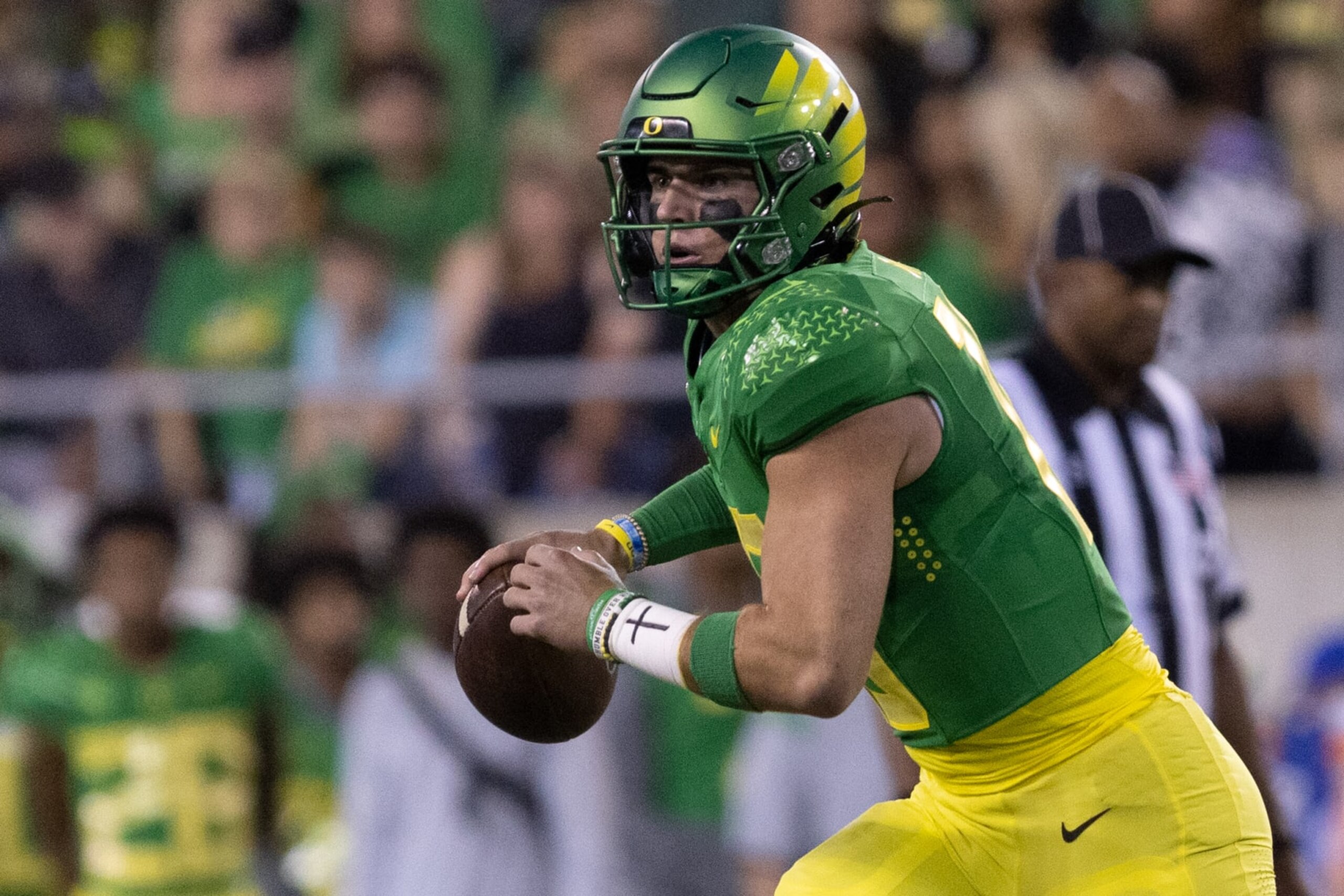 EUGENE, OR - OCTOBER 01: Oregon Ducks quarterback Bo Nix (10) looks for a pass during the college football game between the Stanford Cardinal and the Oregon Ducks on October 1, 2022 at Autzen Stadium in Eugene, Oregon. (Photo by Logan Hannigan-Downs/Icon Sportswire via Getty Images)