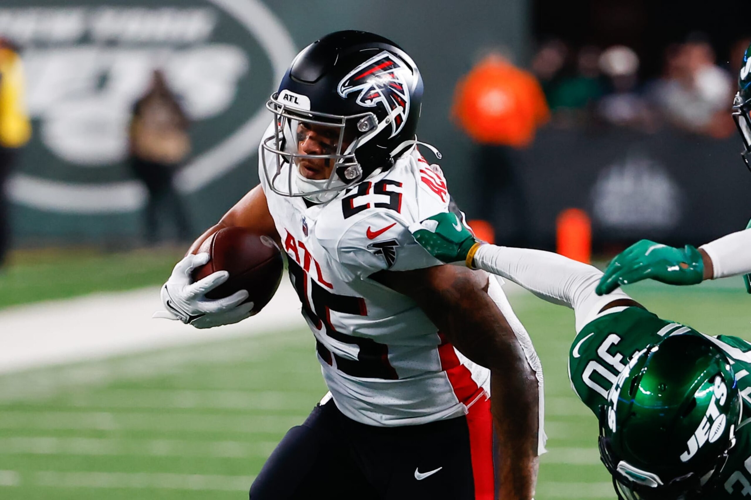 EAST RUTHERFORD, NJ - AUGUST 22:  Atlanta Falcons running back Tyler Allgeier (25) runs during the National Football League game between the New York Jets and the Atlanta Falcons on August 22, 2022 at MetLife Stadium in East Rutherford, New Jersey.  (Photo by Rich Graessle/Icon Sportswire via Getty Images)