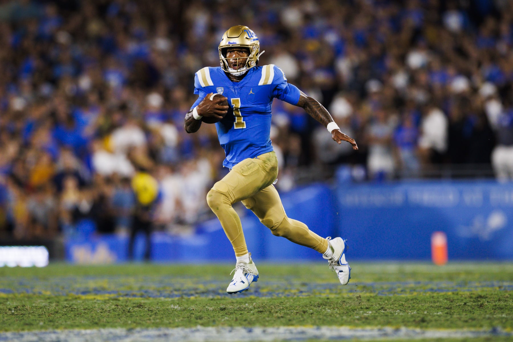 PASADENA, CA - SEPTEMBER 30: UCLA Bruins quarterback Dorian Thompson-Robinson (1) runs with the ball during the college football game between the Washington Huskies and the UCLA Bruins on September 30, 2022 at the Rose Bowl in Pasadena, CA. (Photo by Ric Tapia/Icon Sportswire via Getty Images)