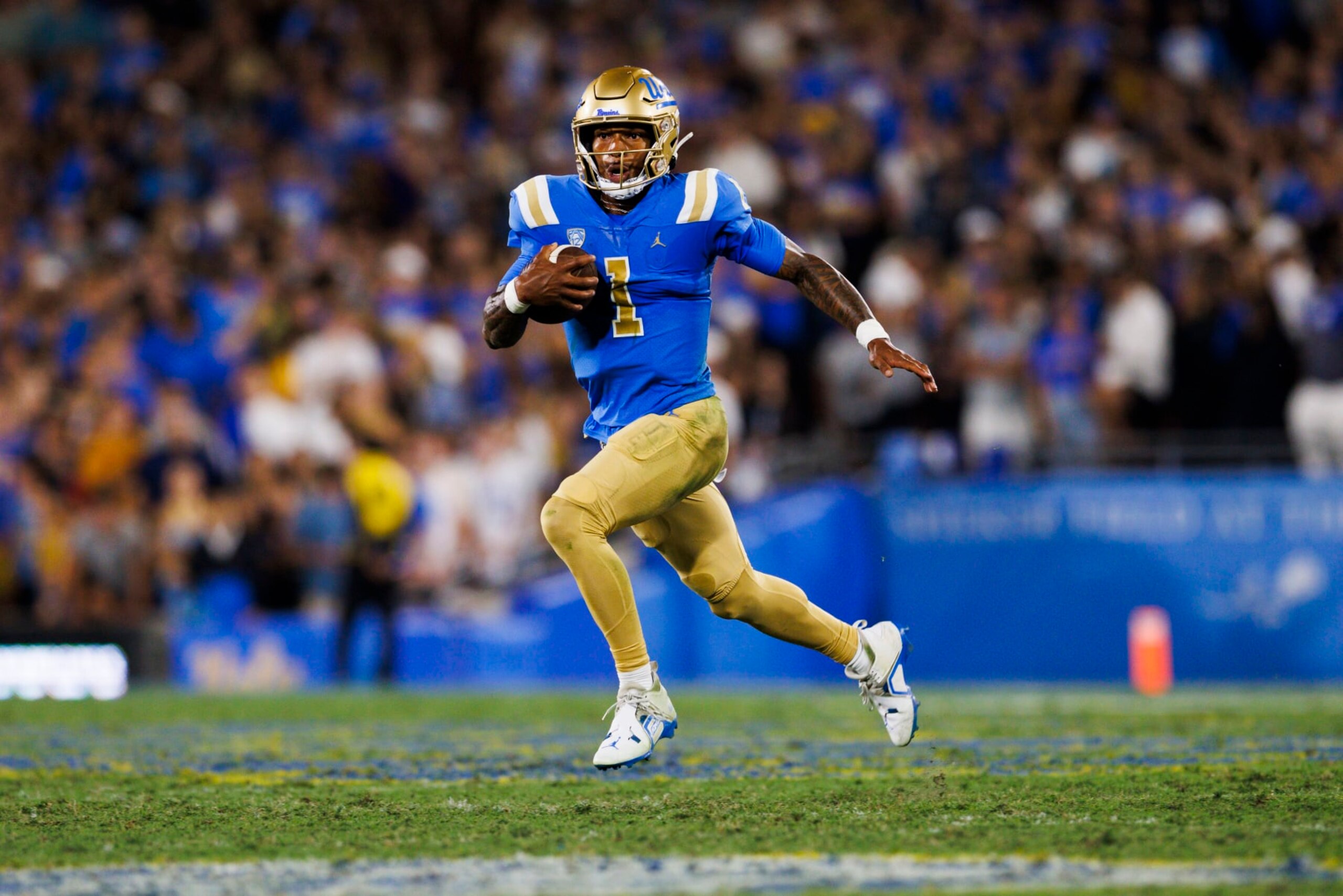 PASADENA, CA - SEPTEMBER 30: UCLA Bruins quarterback Dorian Thompson-Robinson (1) runs with the ball during the college football game between the Washington Huskies and the UCLA Bruins on September 30, 2022 at the Rose Bowl in Pasadena, CA. (Photo by Ric Tapia/Icon Sportswire via Getty Images)