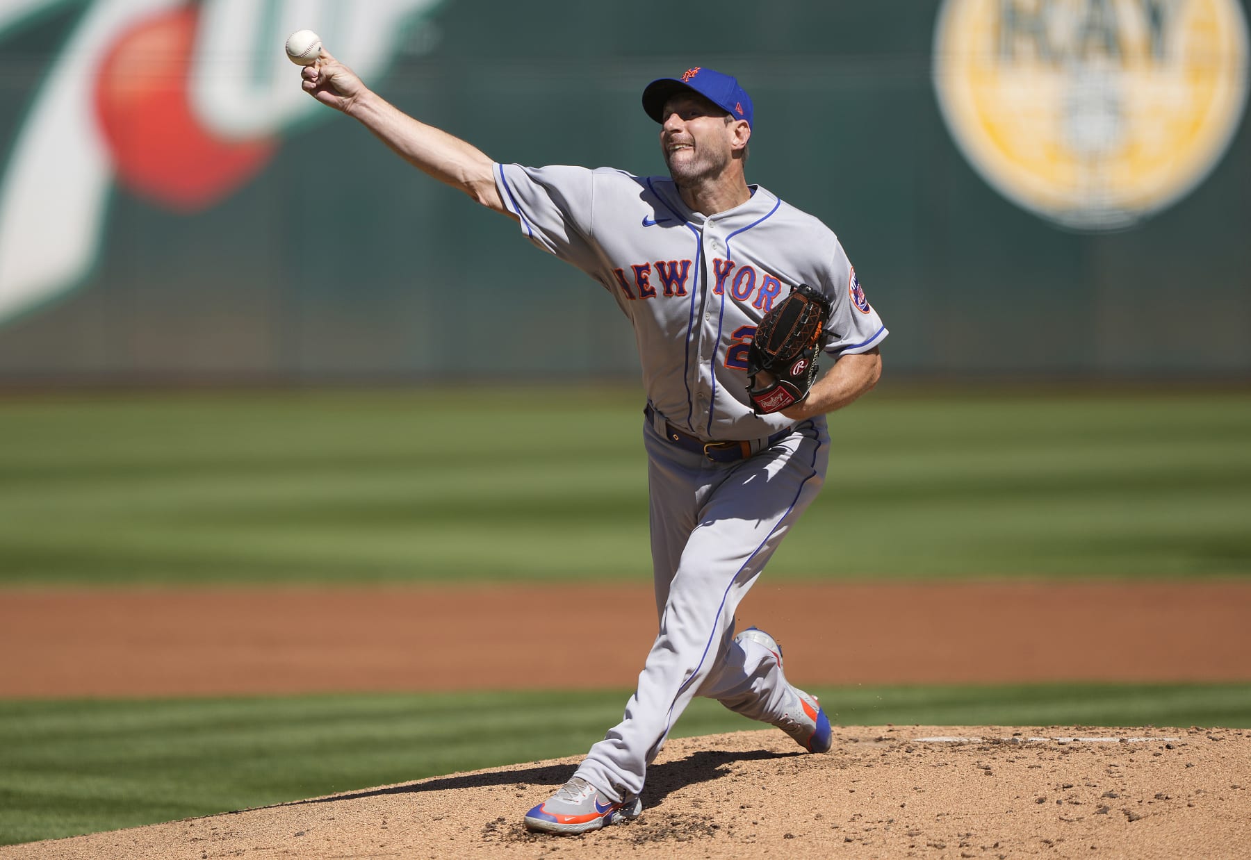 OAKLAND, CALIFORNIA - SEPTEMBER 25: Max Scherzer #21 of the New York Mets pitches against the Oakland Athletics in the bottom of the first inning at RingCentral Coliseum on September 25, 2022 in Oakland, California. (Photo by Thearon W. Henderson/Getty Images)