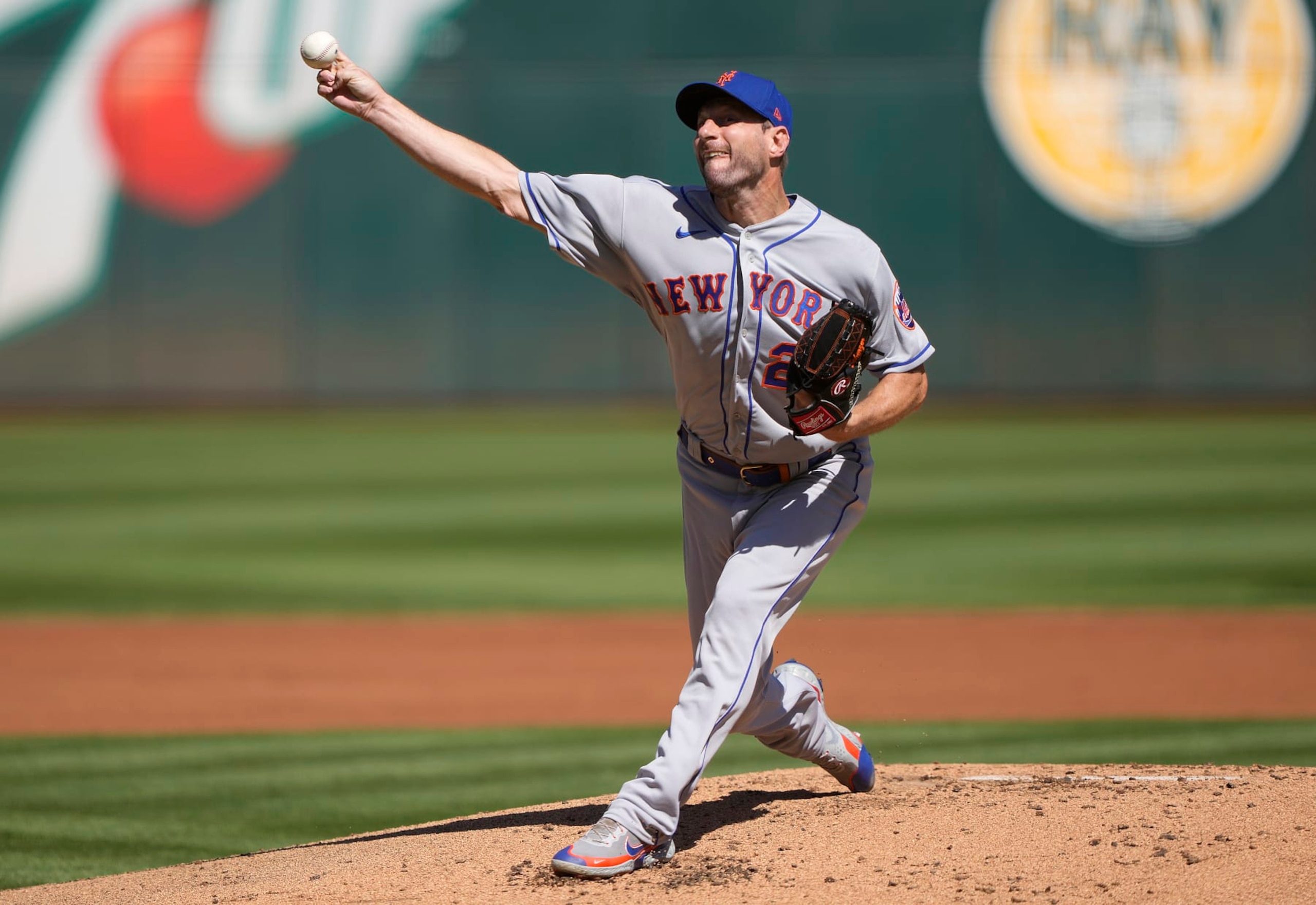 OAKLAND, CALIFORNIA - SEPTEMBER 25: Max Scherzer #21 of the New York Mets pitches against the Oakland Athletics in the bottom of the first inning at RingCentral Coliseum on September 25, 2022 in Oakland, California. (Photo by Thearon W. Henderson/Getty Images)