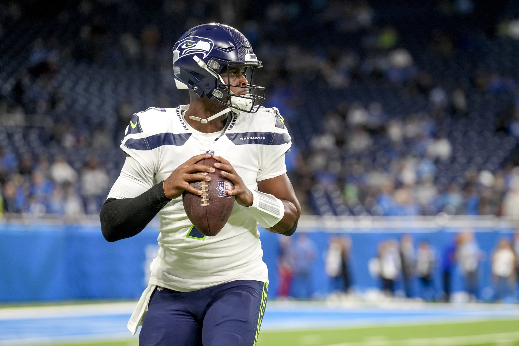 DETROIT, MICHIGAN - OCTOBER 02: Geno Smith #7 of the Seattle Seahawks warms up against the Detroit Lions at Ford Field on October 2, 2022 in Detroit, Michigan. (Photo by Nic Antaya/Getty Images)