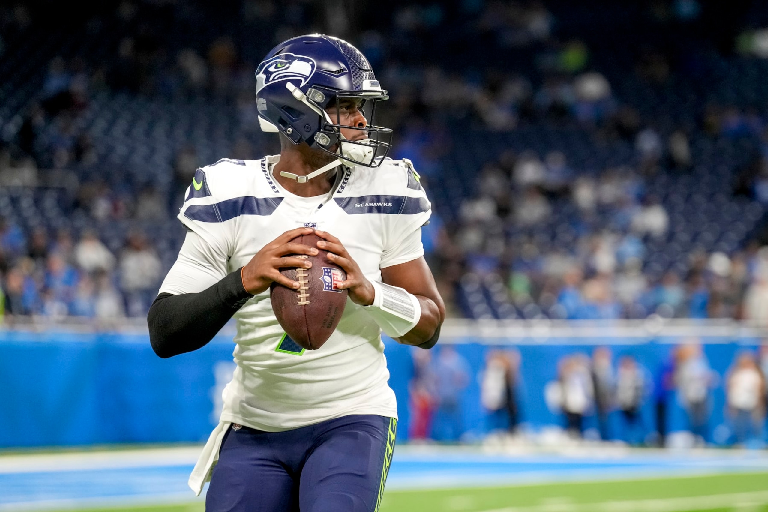 DETROIT, MICHIGAN - OCTOBER 02: Geno Smith #7 of the Seattle Seahawks warms up against the Detroit Lions at Ford Field on October 2, 2022 in Detroit, Michigan. (Photo by Nic Antaya/Getty Images)