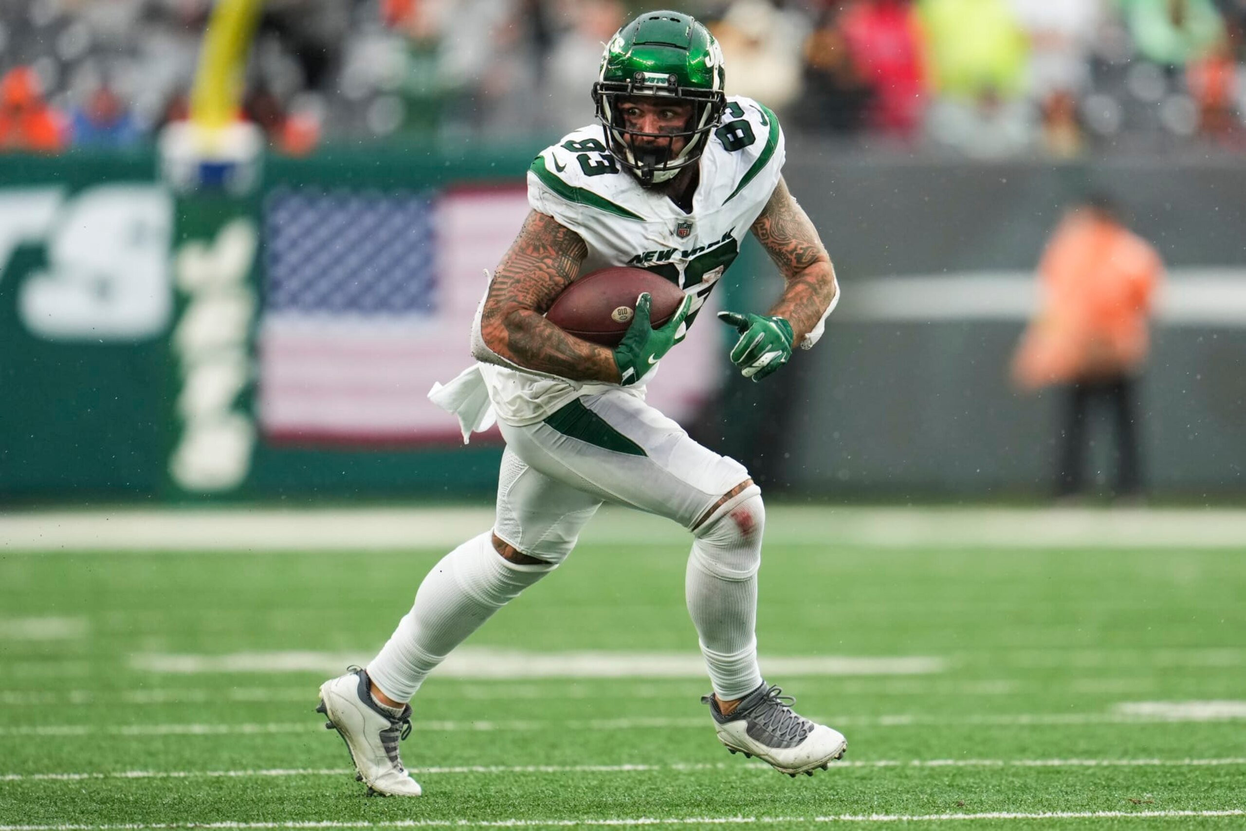 EAST RUTHERFORD, NJ - SEPTEMBER 25: Tyler Conklin #83 of the New York Jets runs the ball against the Cincinnati Bengals at MetLife Stadium on September 25, 2022 in East Rutherford, New Jersey. (Photo by Cooper Neill/Getty Images)