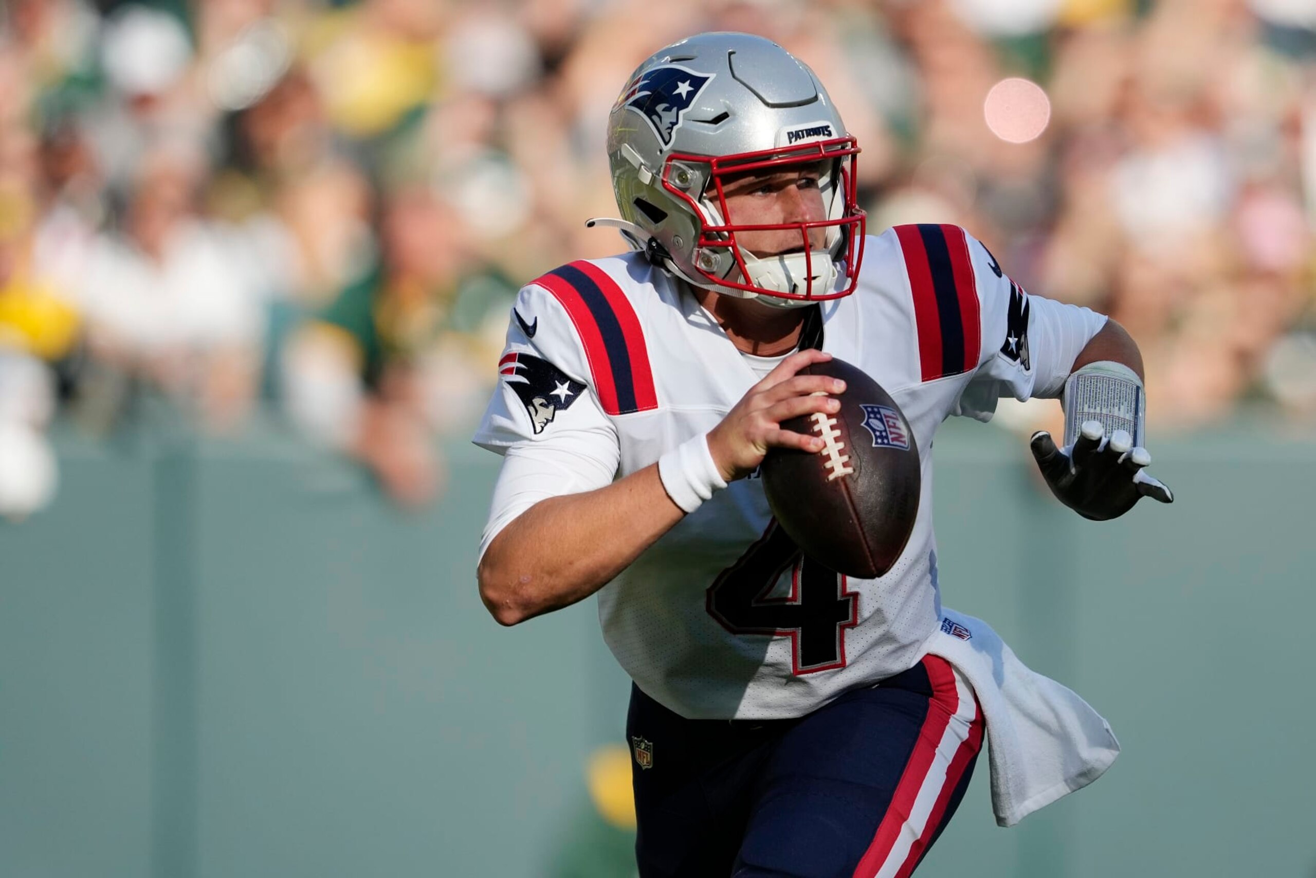 GREEN BAY, WISCONSIN - OCTOBER 02: Bailey Zappe #4 of the New England Patriots scrambles with the ball in the first quarter against the Green Bay Packers at Lambeau Field on October 02, 2022 in Green Bay, Wisconsin. (Photo by Patrick McDermott/Getty Images) GREEN BAY, WISCONSIN - OCTOBER 02: Bailey Zappe #4 of the New England Patriots scrambles with the ball in the first quarter against the Green Bay Packers at Lambeau Field on October 02, 2022 in Green Bay, Wisconsin. (Photo by Patrick McDermott/Getty Images)