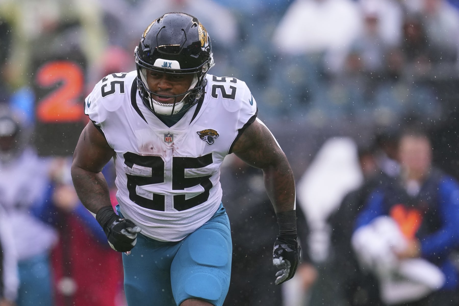 PHILADELPHIA, PA - OCTOBER 02: James Robinson #25 of the Jacksonville Jaguars in action against the Philadelphia Eagles at Lincoln Financial Field on October 2, 2022 in Philadelphia, Pennsylvania. (Photo by Mitchell Leff/Getty Images)