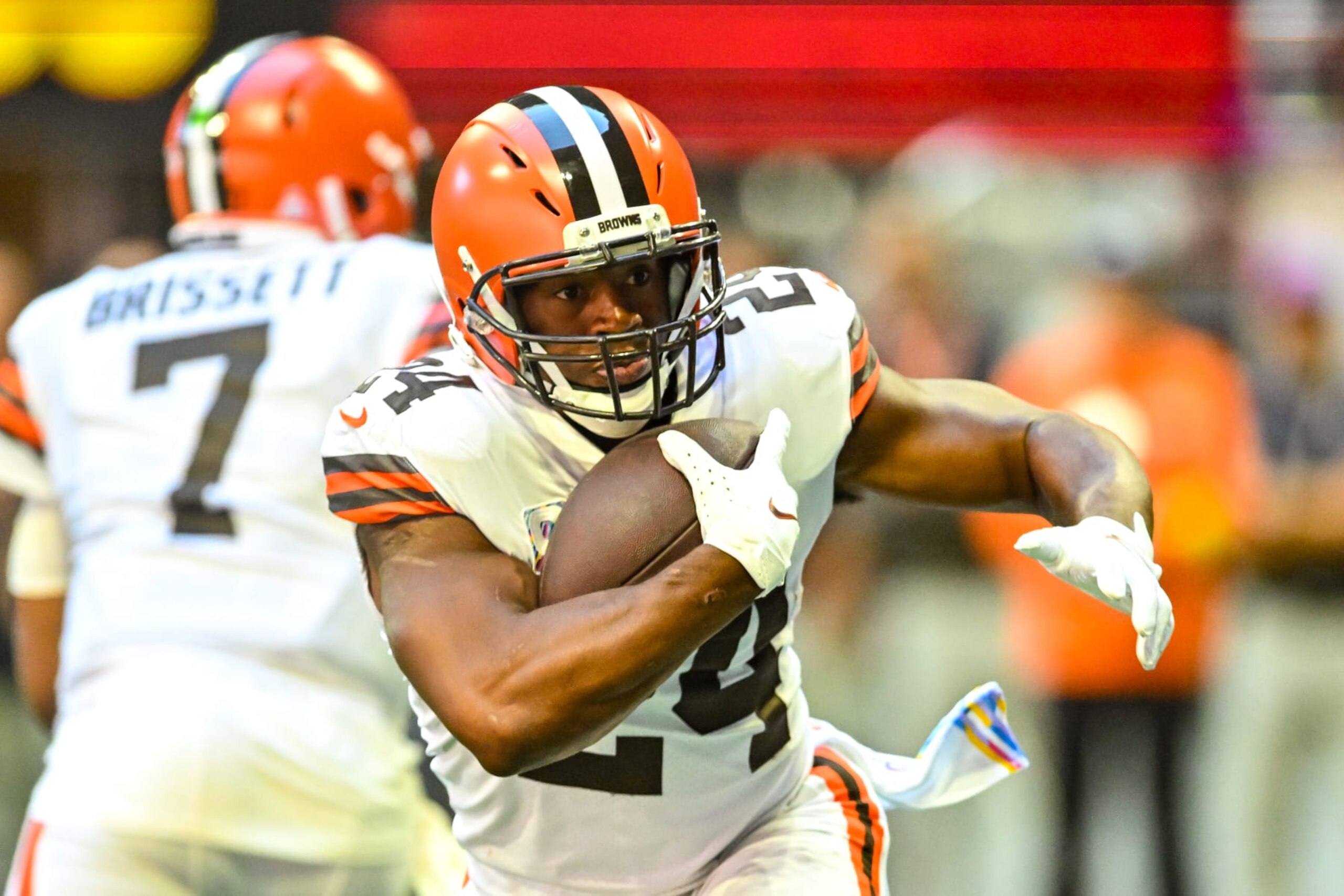 ATLANTA, GA  OCTOBER 02:  Cleveland running back Nick Chubb (24) runs the ball during the NFL game between the Cleveland Browns and the Atlanta Falcons on October 2nd, 2022 at Mercedes-Benz Stadium in Atlanta, GA.  (Photo by Rich von Biberstein/Icon Sportswire via Getty Images)