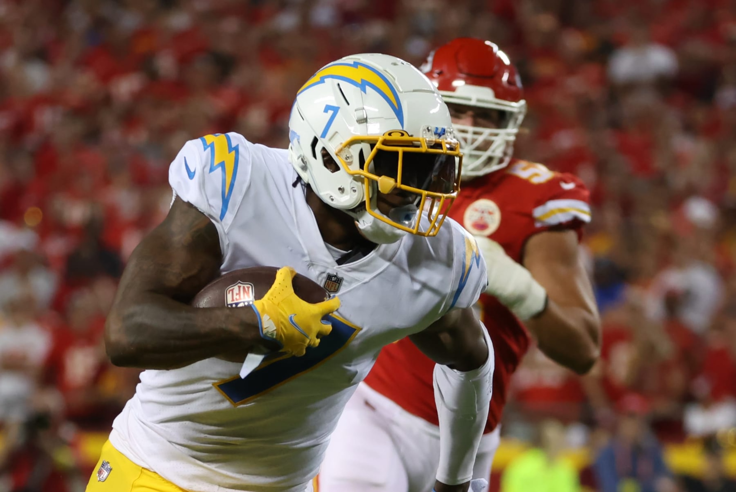 KANSAS CITY, MO - SEPTEMBER 15: Los Angeles Chargers tight end Gerald Everett (7) during a 26-yard reception in the fourth quarter of an NFL game between the Los Angeles Chargers and Kansas City Chiefs on September 15, 2022 at GEHA Field at Arrowhead Stadium in Kansas City, MO.  Photo by Scott Winters/Icon Sportswire via Getty Images)