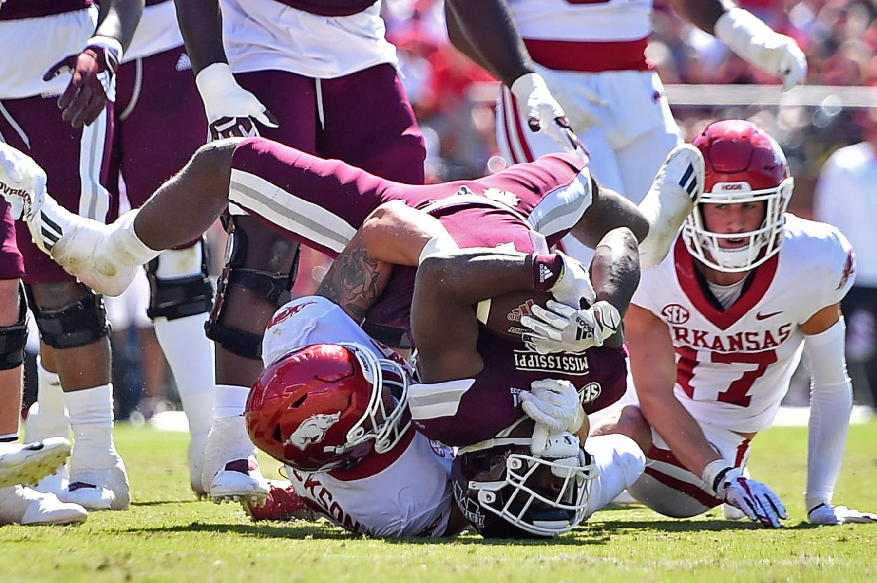 STARKVILLE, MISSISSIPPI - OCTOBER 08: Landon Jackson #40 of the Arkansas Razorbacks tackles Jo'quavious Marks #7 of the Mississippi State Bulldogs during the first half at Davis Wade Stadium on October 08, 2022 in Starkville, Mississippi. (Photo by Justin Ford/Getty Images)