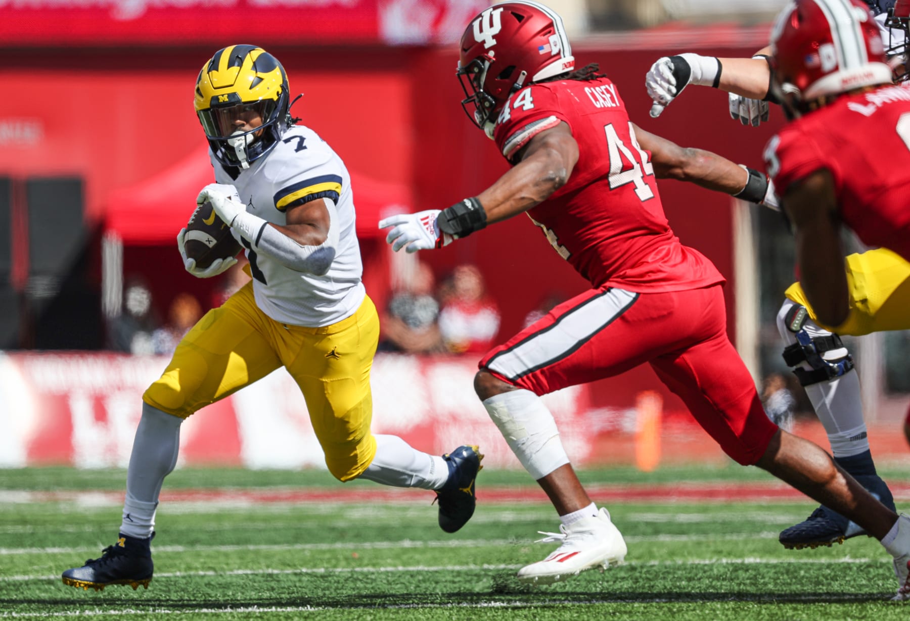 BLOOMINGTON, IN - OCTOBER 08: Donovan Edwards #7 of the Michigan Wolverines runs the ball against Aaron Casey #44 of the Indiana Hoosiers during the first half at Memorial Stadium on October 8, 2022 in Bloomington, Indiana. (Photo by Michael Hickey/Getty Images)