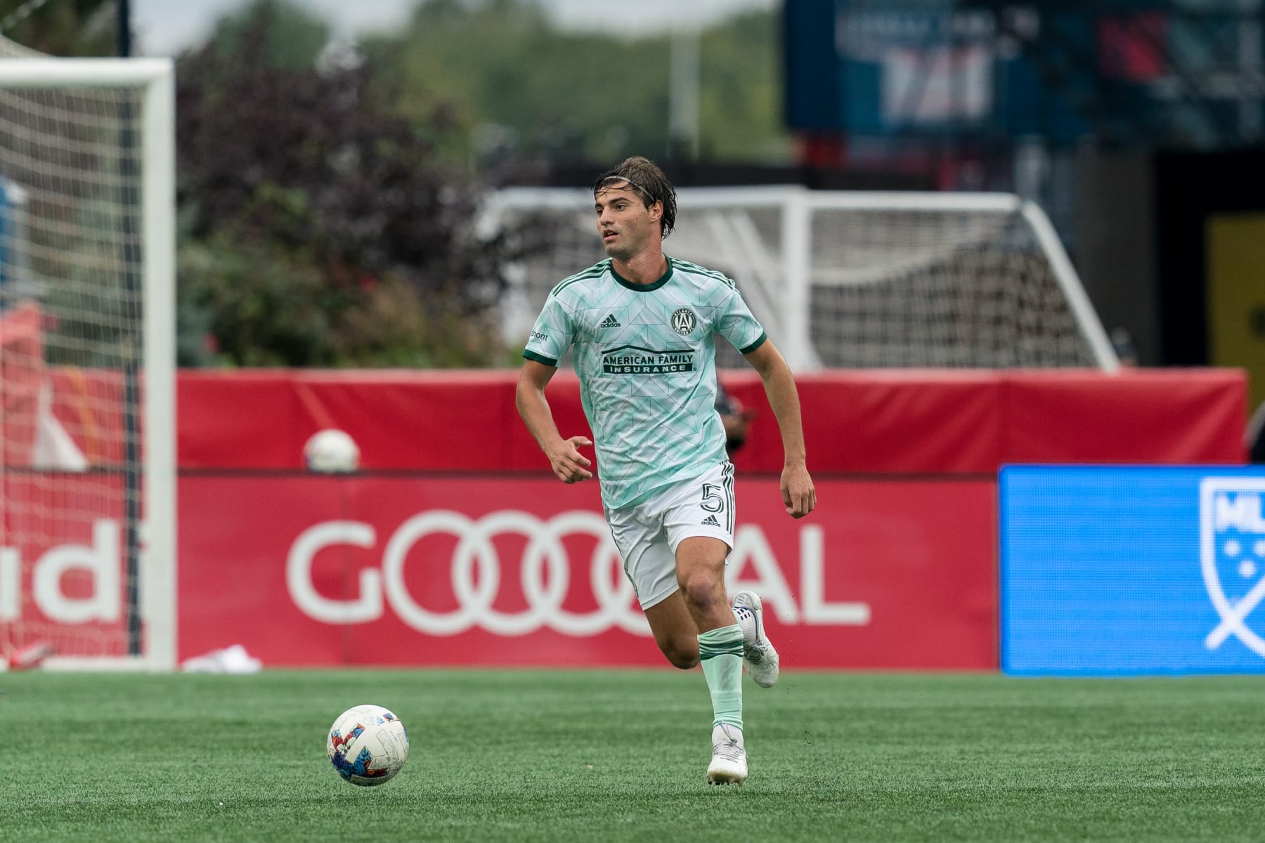 FOXBOROUGH, MA - OCTOBER 1: Santiago Sosa #5 of Atlanta United brings the ball forward during a game between Atlanta United FC and New England Revolution at Gillette Stadium on October 1, 2022 in Foxborough, Massachusetts. (Photo by Andrew Katsampes/ISI Photos/Getty Images). FOXBOROUGH, MA - OCTOBER 1: Santiago Sosa #5 of Atlanta United brings the ball forward during a game between Atlanta United FC and New England Revolution at Gillette Stadium on October 1, 2022 in Foxborough, Massachusetts. (Photo by Andrew Katsampes/ISI Photos/Getty Images).