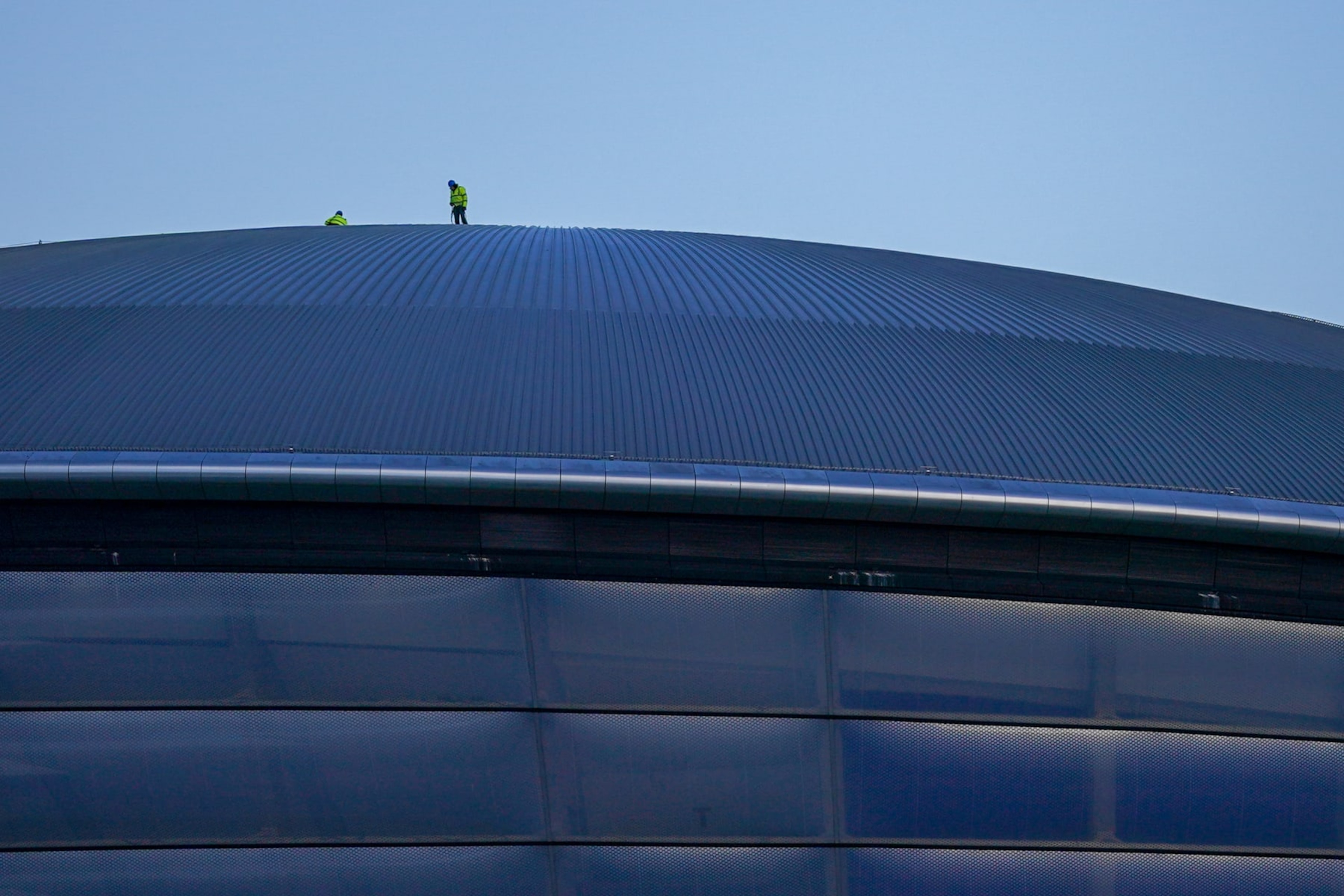 Engineers work on the roof of the OVO Hydro building, part of the SEC (Scottish Event Campus), the location for the upcoming COP26 climate talks, in Glasgow, U.K., on Wednesday, Oct. 20, 2021. Glasgow will welcome world leaders and thousands of attendees for the crucial United Nations summit on climate change in November. Photographer: Ian Forsyth/Bloomberg via Getty Images