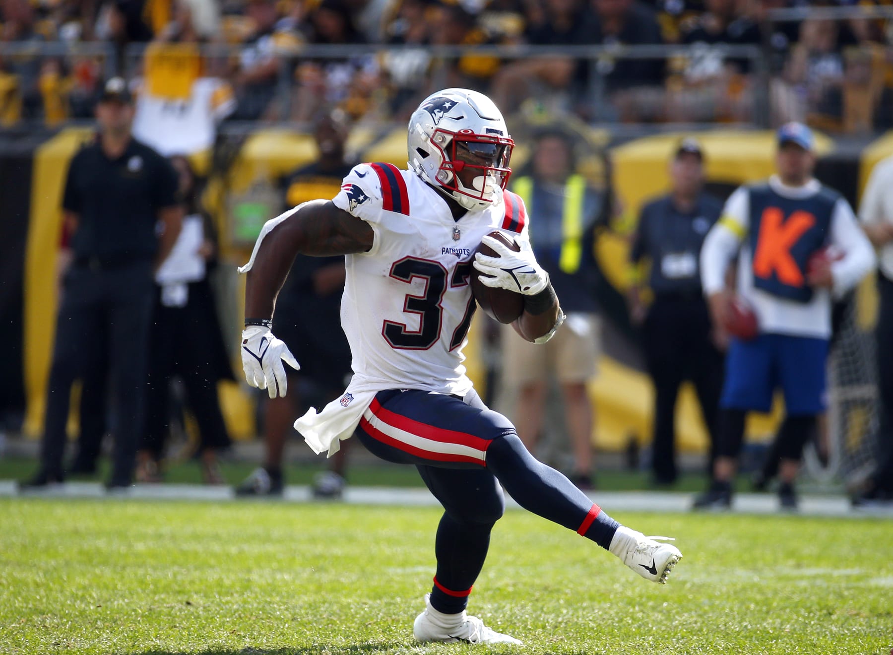 PITTSBURGH, PA - SEPTEMBER 18:  Damien Harris #37 of the New England Patriots in action against the Pittsburgh Steelers on September 18, 2022 at Acrisure Stadium in Pittsburgh, Pennsylvania.  (Photo by Justin K. Aller/Getty Images)