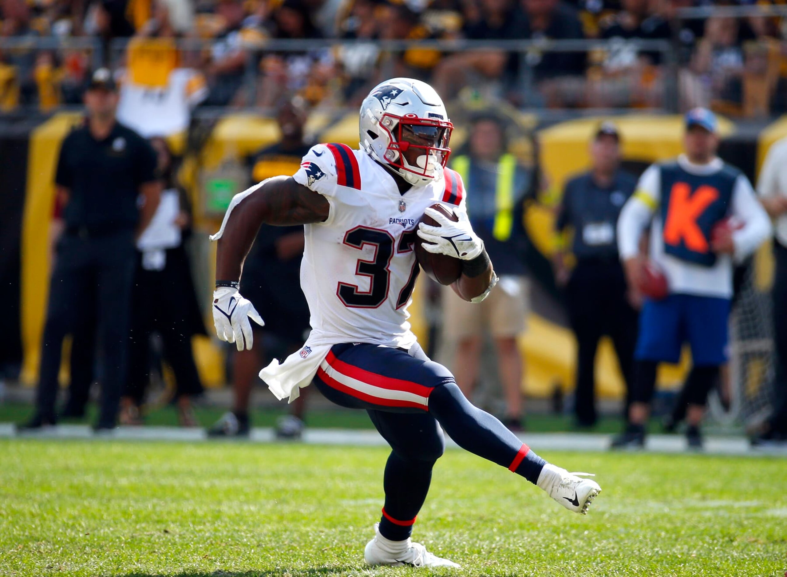 PITTSBURGH, PA - SEPTEMBER 18:  Damien Harris #37 of the New England Patriots in action against the Pittsburgh Steelers on September 18, 2022 at Acrisure Stadium in Pittsburgh, Pennsylvania.  (Photo by Justin K. Aller/Getty Images)