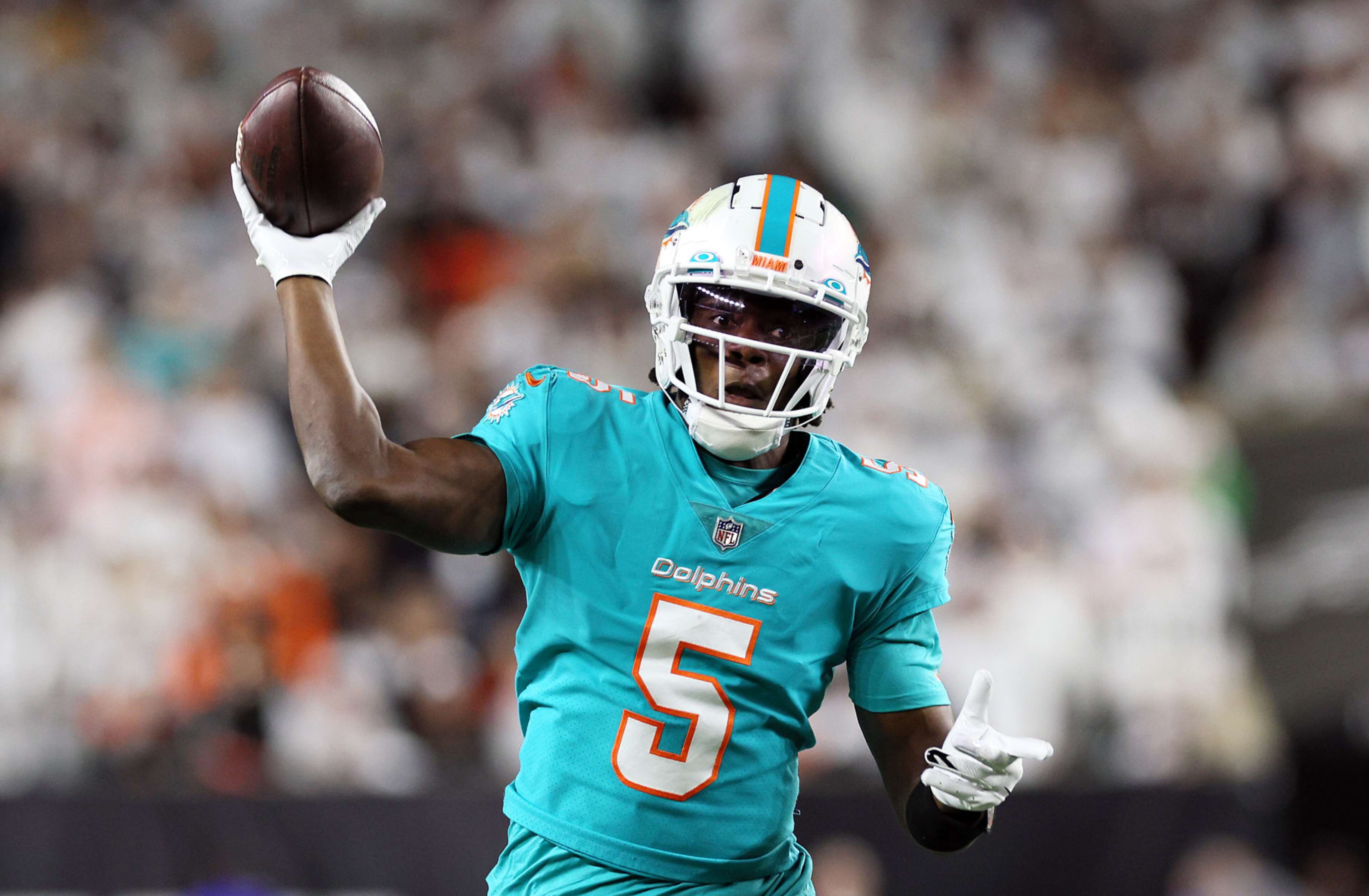 CINCINNATI, OHIO - SEPTEMBER 29:  Quarterback Teddy Bridgewater #5 of the Miami Dolphins passes during the game against the Cincinnati Bengals at Paycor Stadium on September 29, 2022 in Cincinnati, Ohio. (Photo by Andy Lyons/Getty Images)
