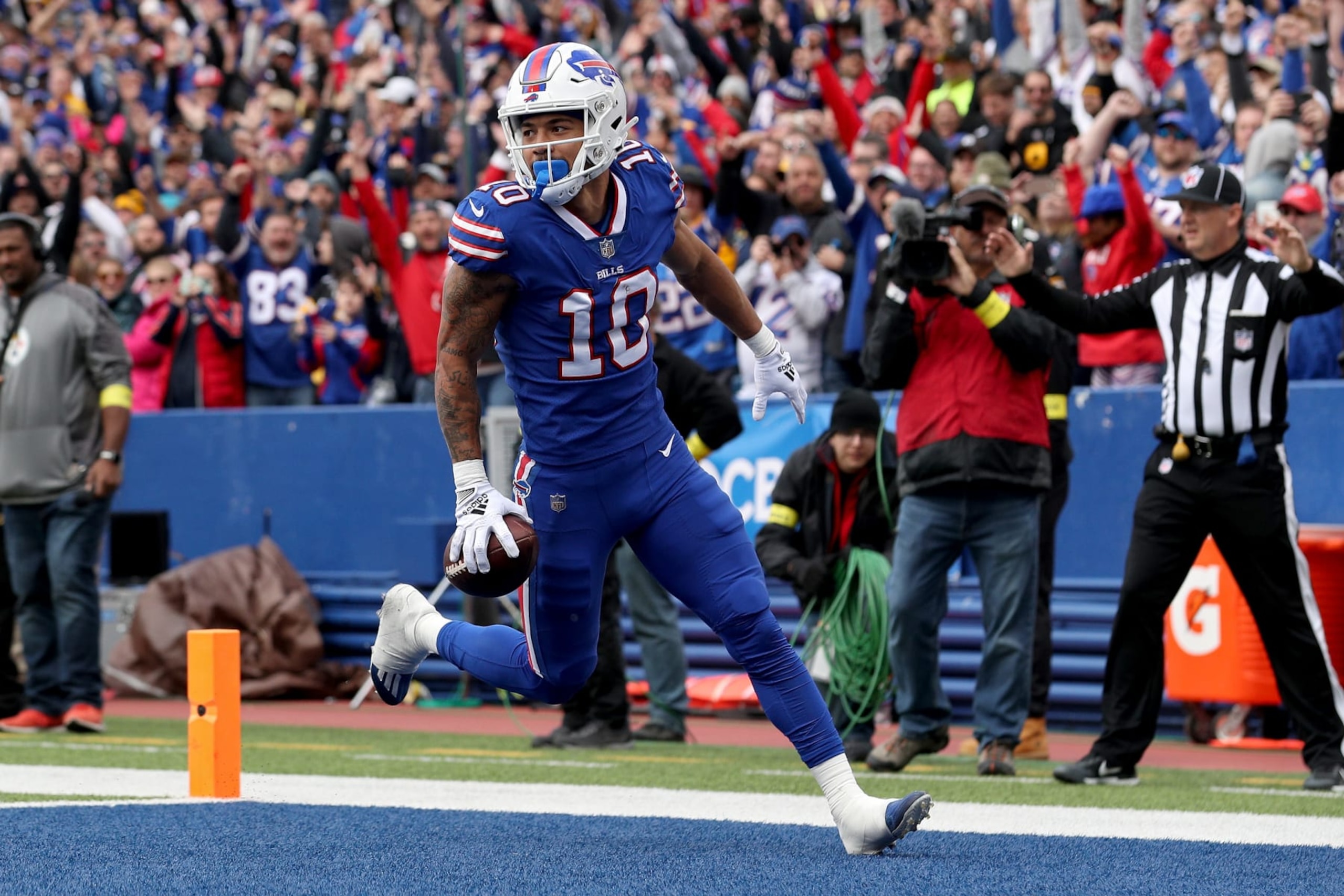 ORCHARD PARK, NEW YORK - OCTOBER 09: Khalil Shakir #10 of the Buffalo Bills scores a touchdown against the Pittsburgh Steelers during the second quarter at Highmark Stadium on October 09, 2022 in Orchard Park, New York. (Photo by Bryan M. Bennett/Getty Images)