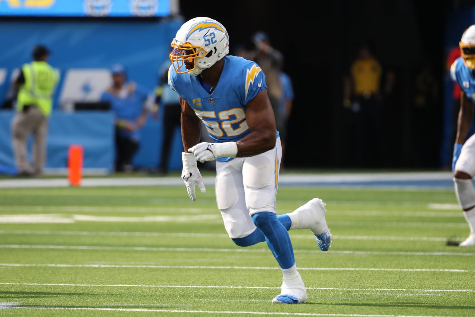 INGLEWOOD, CA - SEPTEMBER 25: Los Angeles Chargers linebacker Khalil Mack (52) during the NFL game between the Jacksonville Jaguars and the Los Angeles Chargers on September 25, 2022, at SoFi Stadium in Inglewood, CA. (Photo by Jevone Moore/Icon Sportswire via Getty Images)