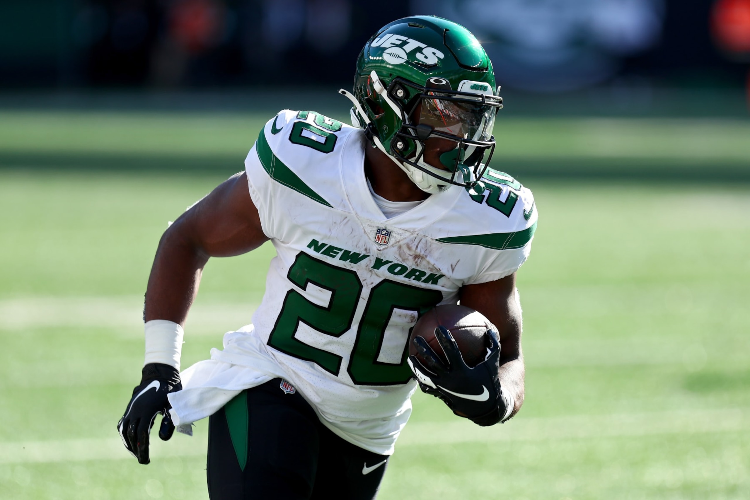 EAST RUTHERFORD, NEW JERSEY - OCTOBER 09: Breece Hall #20 of the New York Jets runs against the Miami Dolphins during the fourth quarter at MetLife Stadium on October 09, 2022 in East Rutherford, New Jersey. (Photo by Edward Diller/Getty Images)