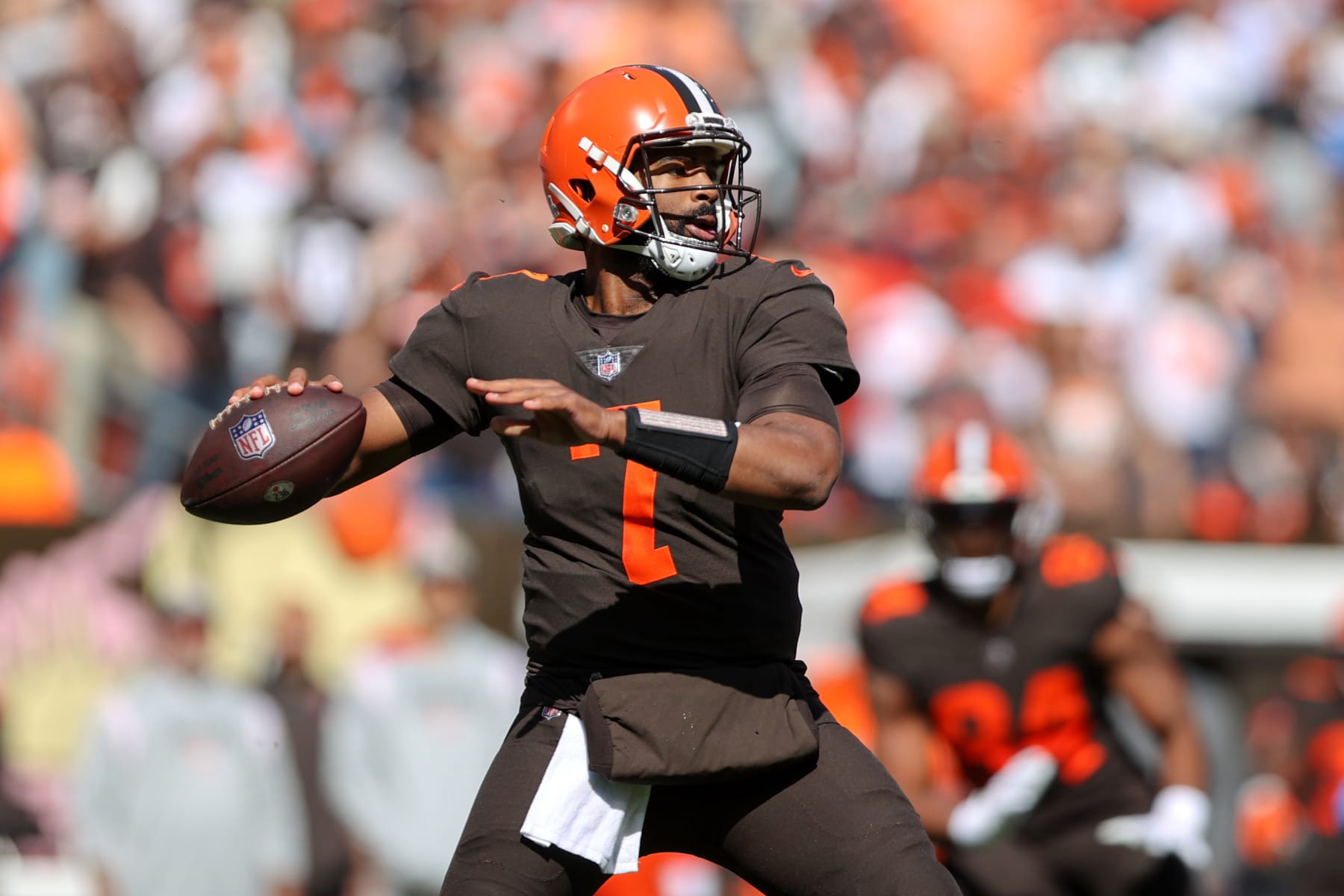 CLEVELAND, OH - OCTOBER 09: Cleveland Browns quarterback Jacoby Brissett (7) throws a pass during the first quarter of the National Football League game between the Los Angeles Chargers and Cleveland Browns on October 9, 2022, at FirstEnergy Stadium in Cleveland, OH. (Photo by Frank Jansky/Icon Sportswire via Getty Images)