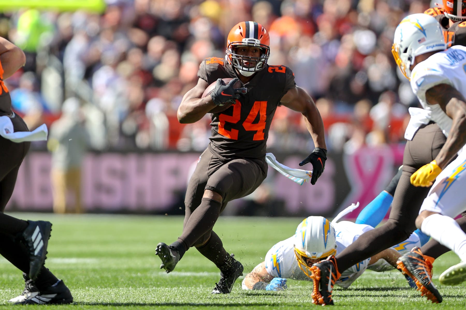 CLEVELAND, OH - OCTOBER 09: Cleveland Browns running back Nick Chubb (24) carries the football during the first quarter of the National Football League game between the Los Angeles Chargers and Cleveland Browns on October 9, 2022, at FirstEnergy Stadium in Cleveland, OH. (Photo by Frank Jansky/Icon Sportswire via Getty Images)