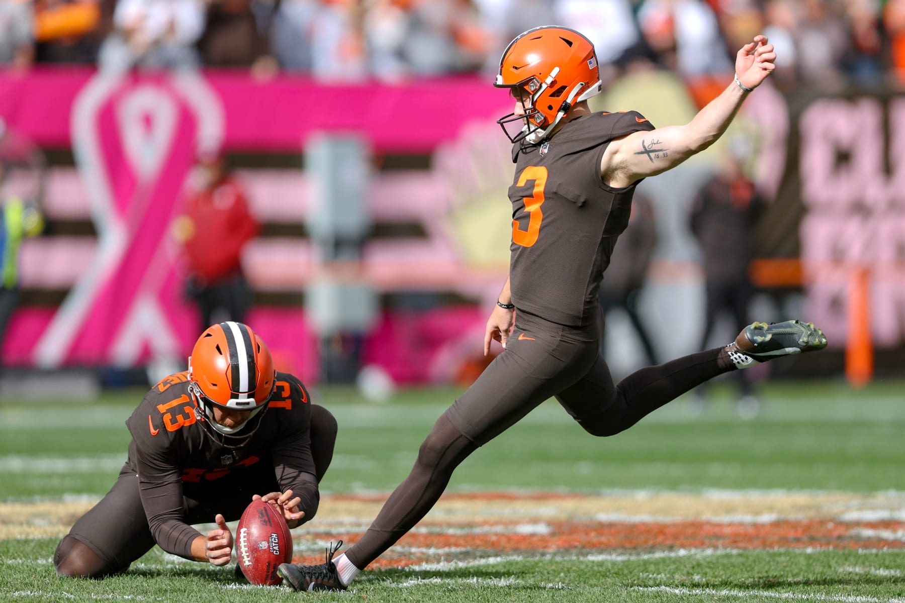 CLEVELAND, OH - OCTOBER 09: Cleveland Browns place kicker Cade York (3) misses a 54-yard field goal wide right out of the hold of Cleveland Browns punter Corey Bojorquez (13) with 0:16 seconds left in the fourth quarter of the National Football League game between the Los Angeles Chargers and Cleveland Browns on October 9, 2022, at FirstEnergy Stadium in Cleveland, OH. (Photo by Frank Jansky/Icon Sportswire via Getty Images)