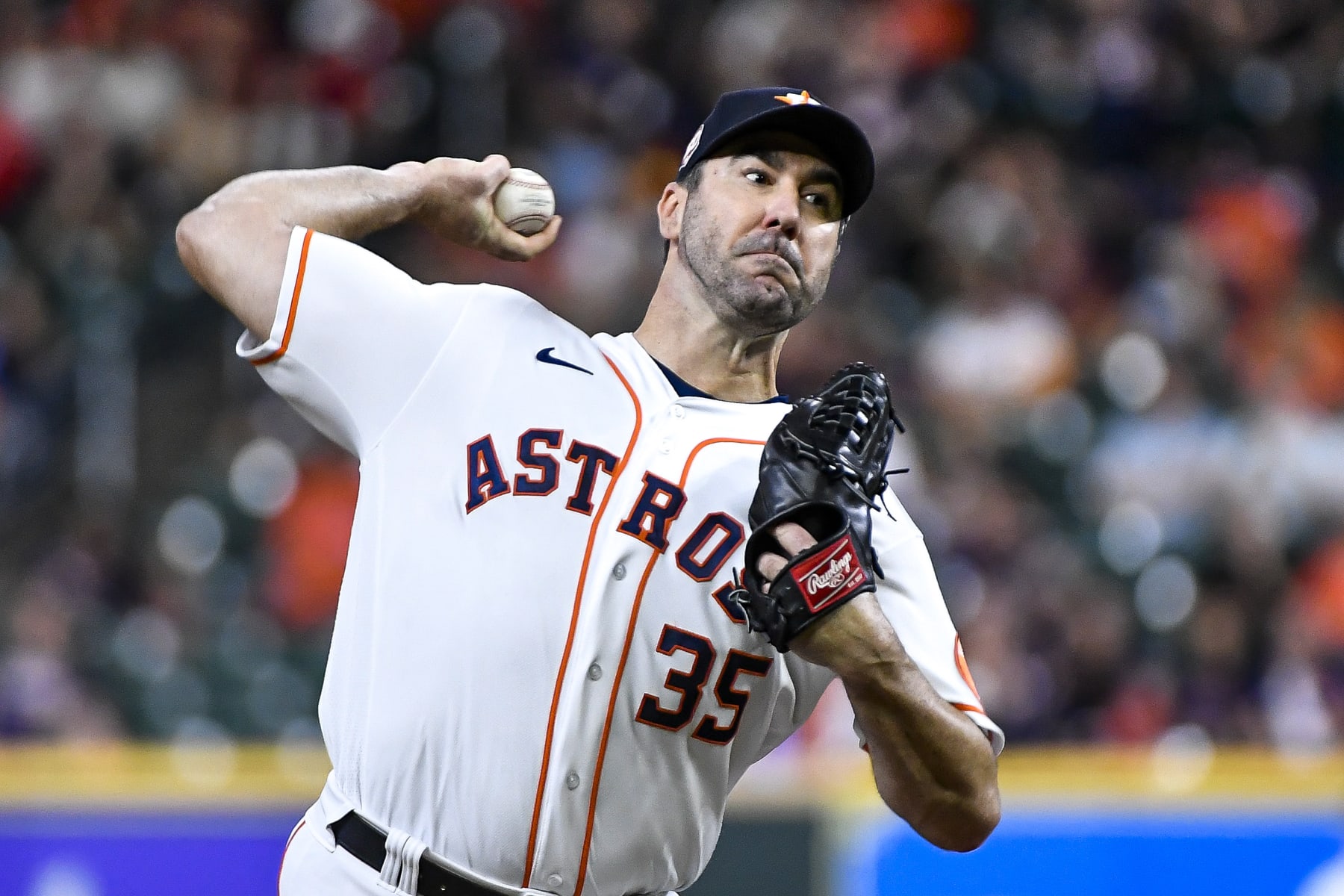 HOUSTON, TEXAS - OCTOBER 04: Justin Verlander #35 of the Houston Astros pitches in the first inning against the Philadelphia Phillies at Minute Maid Park on October 04, 2022 in Houston, Texas. (Photo by Logan Riely/Getty Images)