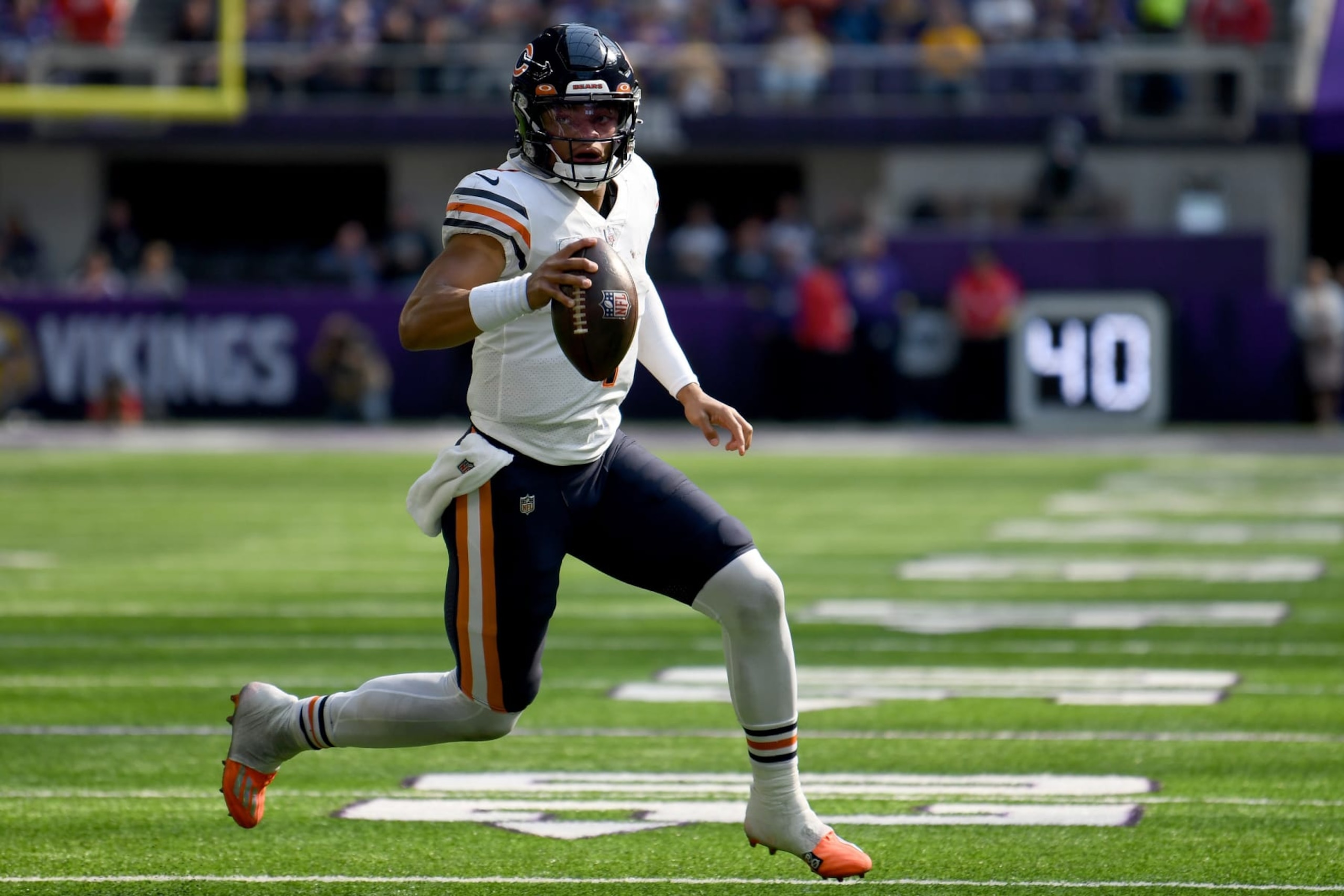 MINNEAPOLIS, MINNESOTA - OCTOBER 09: Justin Fields #1 of the Chicago Bears runs against the Minnesota Vikings during the second quarter at U.S. Bank Stadium on October 09, 2022 in Minneapolis, Minnesota. (Photo by Stephen Maturen/Getty Images)