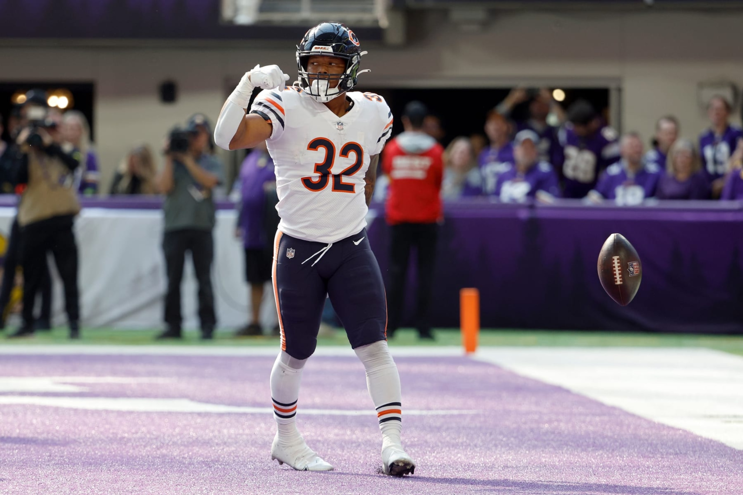 MINNEAPOLIS, MINNESOTA - OCTOBER 09: David Montgomery #32 of the Chicago Bears celebrates a touchdown against the Minnesota Vikings during the second quarter at U.S. Bank Stadium on October 09, 2022 in Minneapolis, Minnesota. (Photo by David Berding/Getty Images)