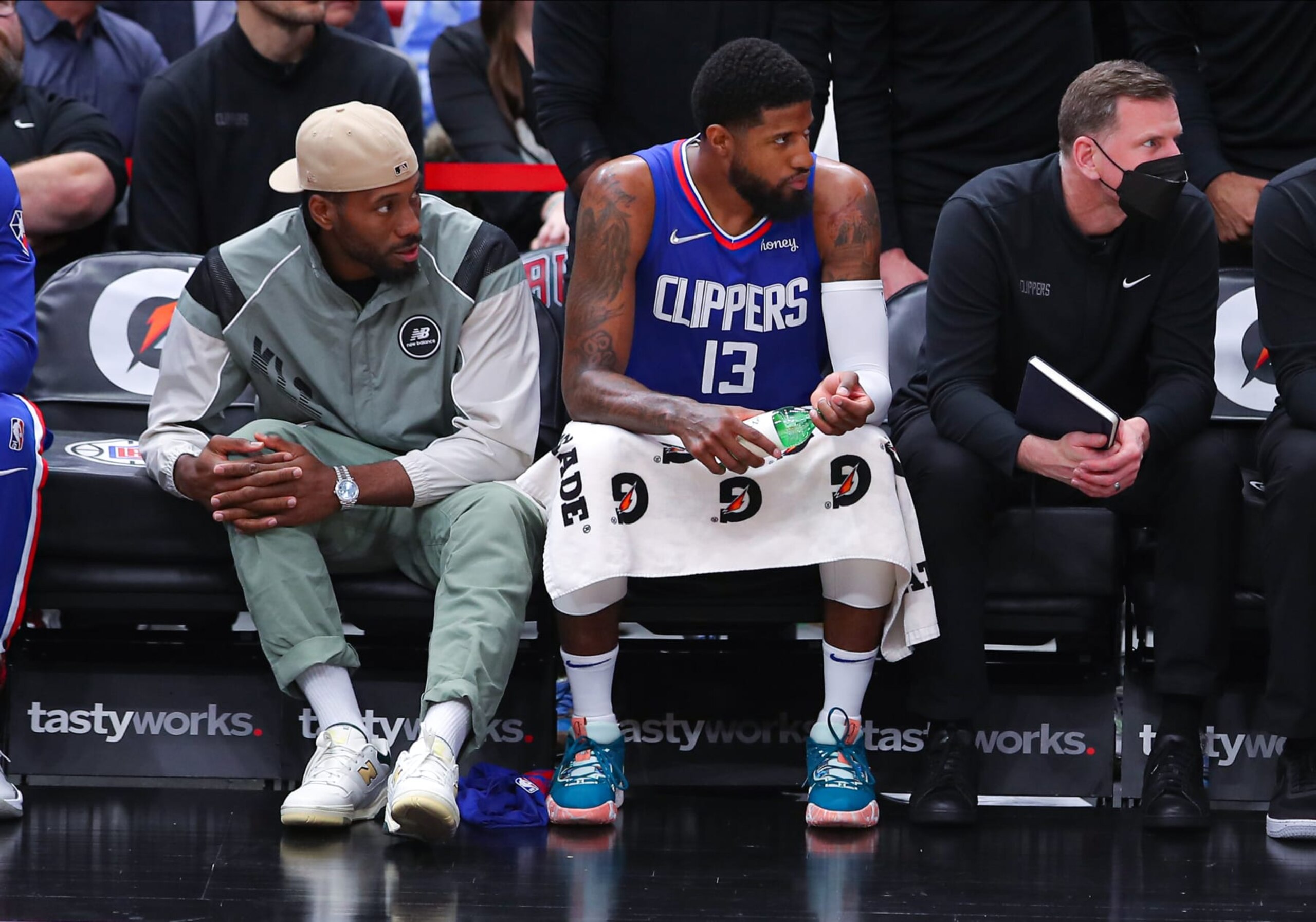 CHICAGO, IL - MARCH 31: Los Angeles Clippers forward Kawhi Leonard (2) and Los Angeles Clippers guard Paul George (13) sit on the bench during a NBA game between the Los Angeles Clippers and the Chicago Bulls on March 31, 2022 at the United Center in Chicago, IL. (Photo by Melissa Tamez/Icon Sportswire via Getty Images)