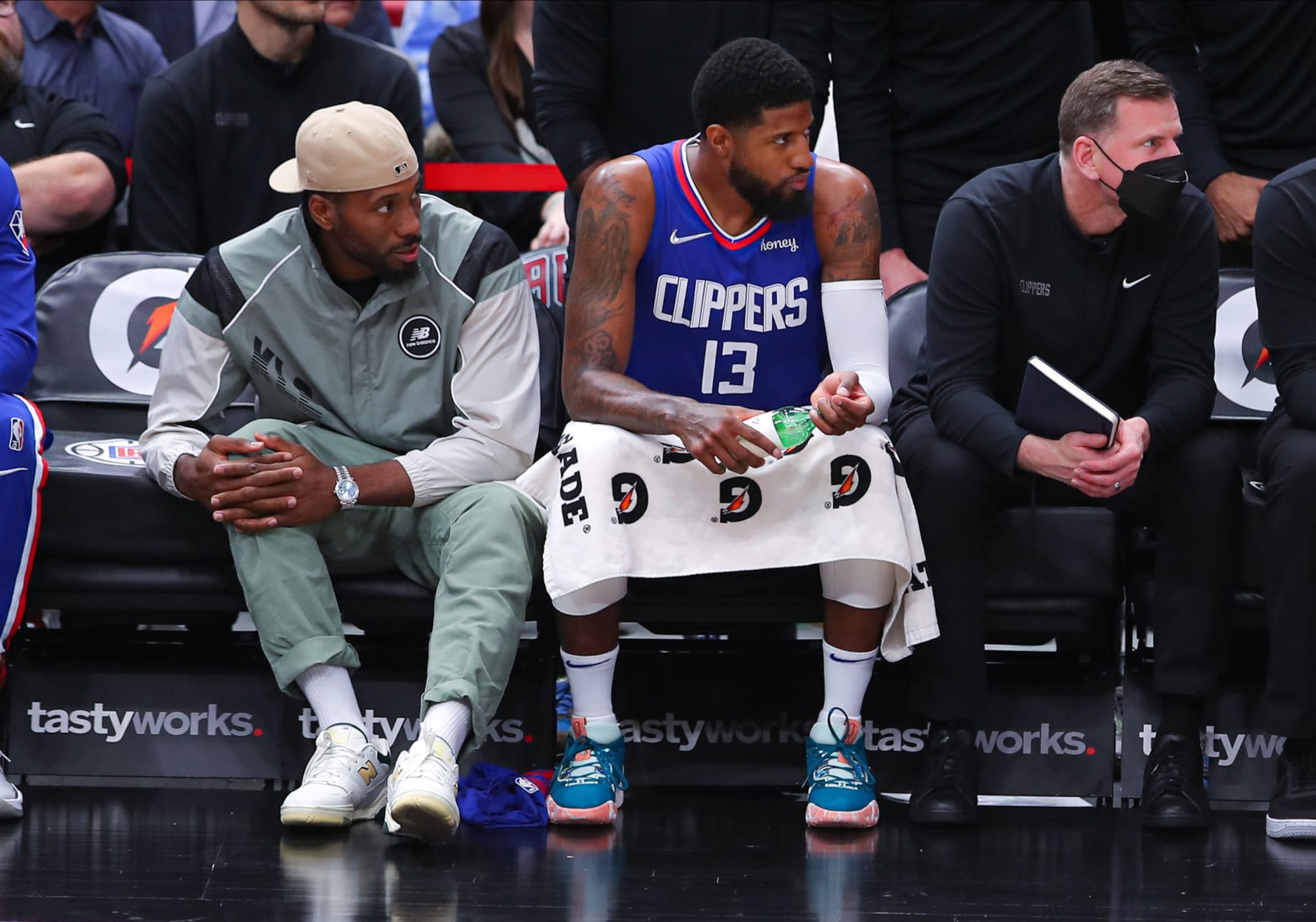 CHICAGO, IL - MARCH 31: Los Angeles Clippers forward Kawhi Leonard (2) and Los Angeles Clippers guard Paul George (13) sit on the bench during a NBA game between the Los Angeles Clippers and the Chicago Bulls on March 31, 2022 at the United Center in Chicago, IL. (Photo by Melissa Tamez/Icon Sportswire via Getty Images)