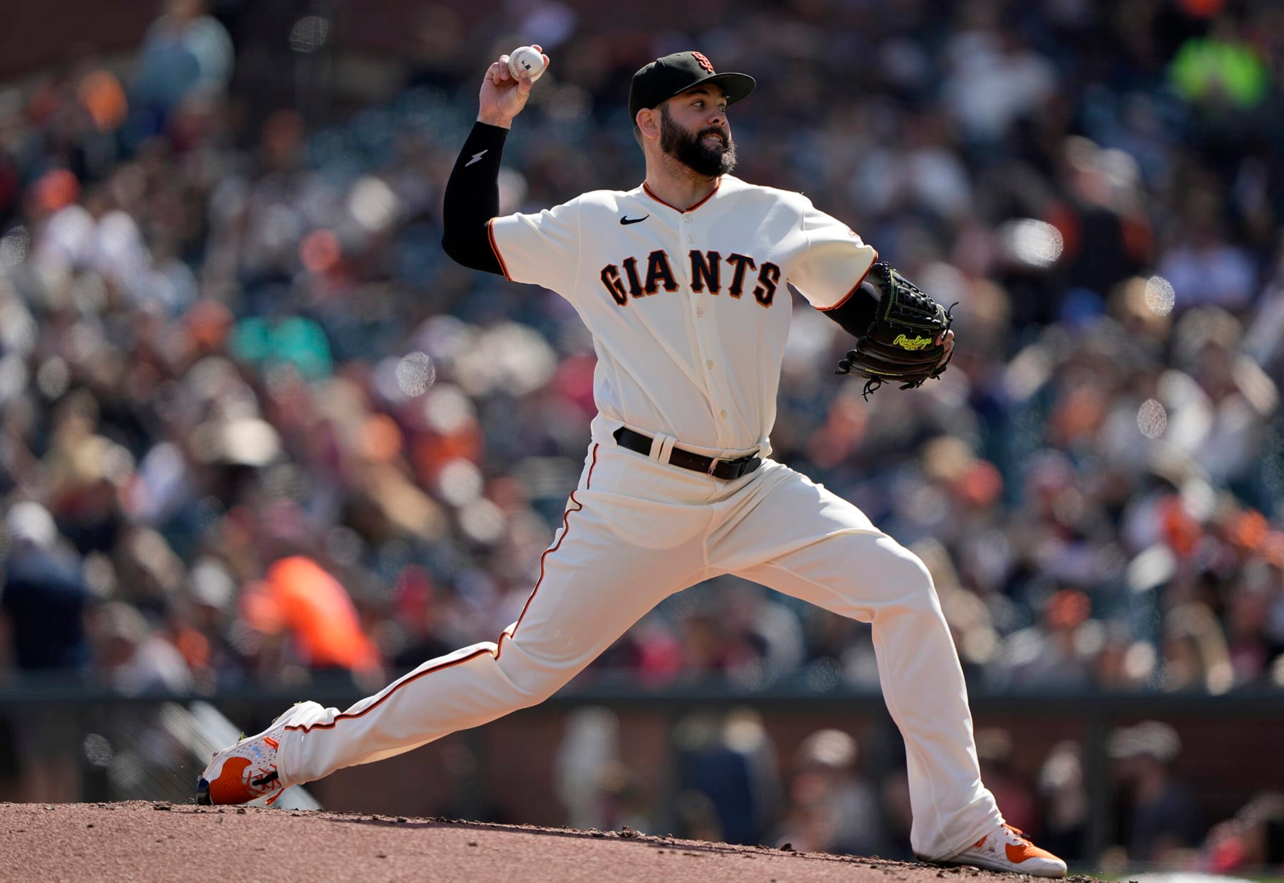 SAN FRANCISCO, CALIFORNIA - OCTOBER 01: Jakob Junis #34 of the San Francisco Giants pitches against the Arizona Diamondbacks in the top of the second inning at Oracle Park on October 01, 2022 in San Francisco, California. (Photo by Thearon W. Henderson/Getty Images)