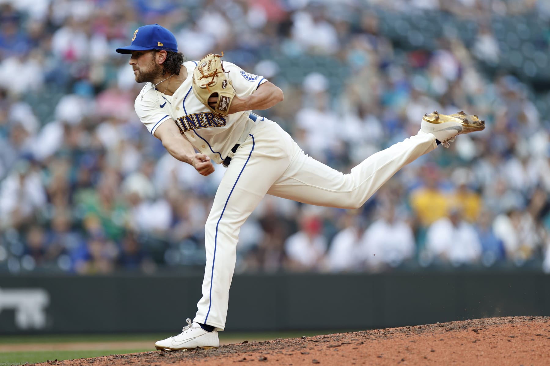 SEATTLE, WASHINGTON - OCTOBER 02: Penn Murfee #56 of the Seattle Mariners pitches against the Oakland Athletics at T-Mobile Park on October 02, 2022 in Seattle, Washington. (Photo by Steph Chambers/Getty Images)