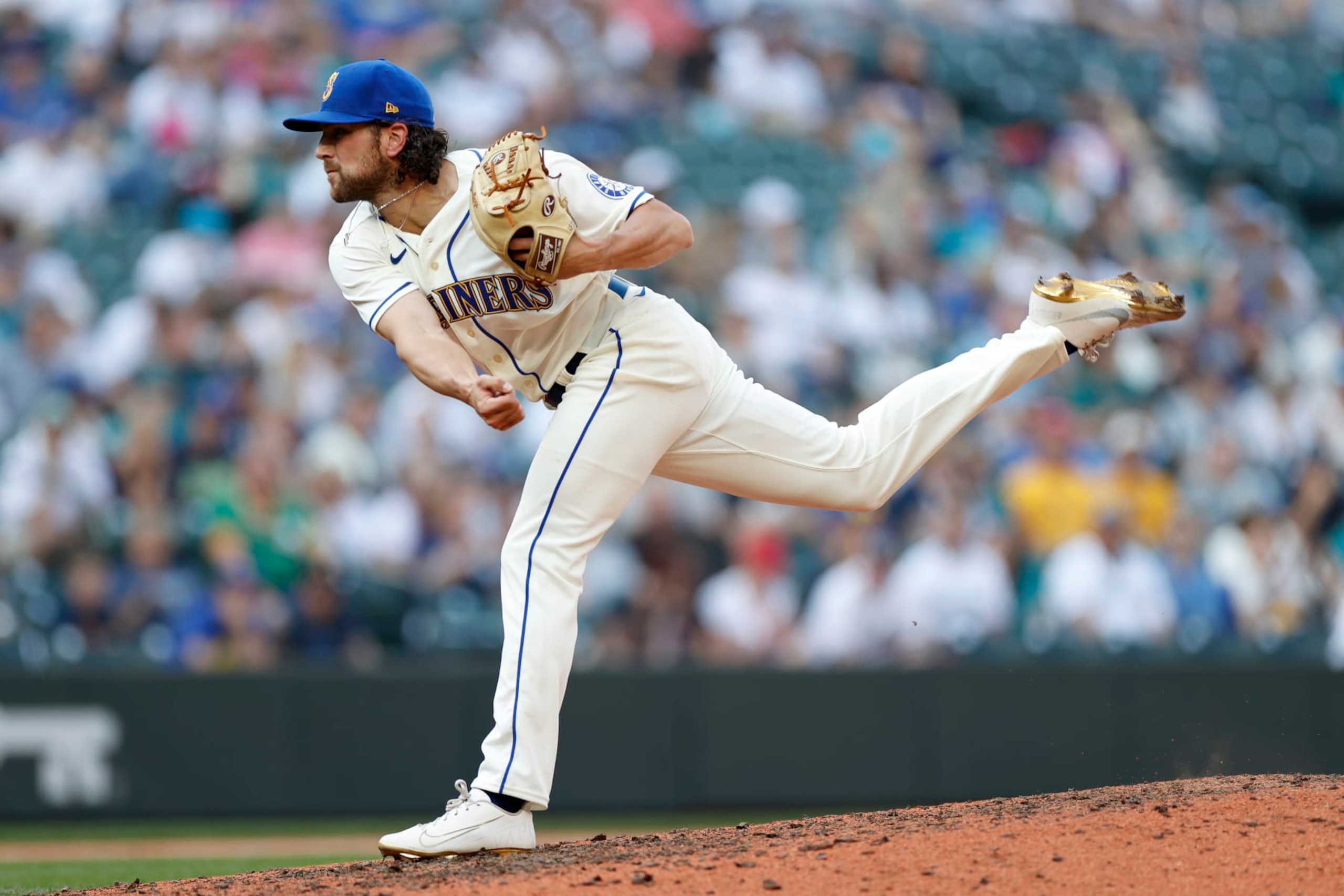 SEATTLE, WASHINGTON - OCTOBER 02: Penn Murfee #56 of the Seattle Mariners pitches against the Oakland Athletics at T-Mobile Park on October 02, 2022 in Seattle, Washington. (Photo by Steph Chambers/Getty Images)