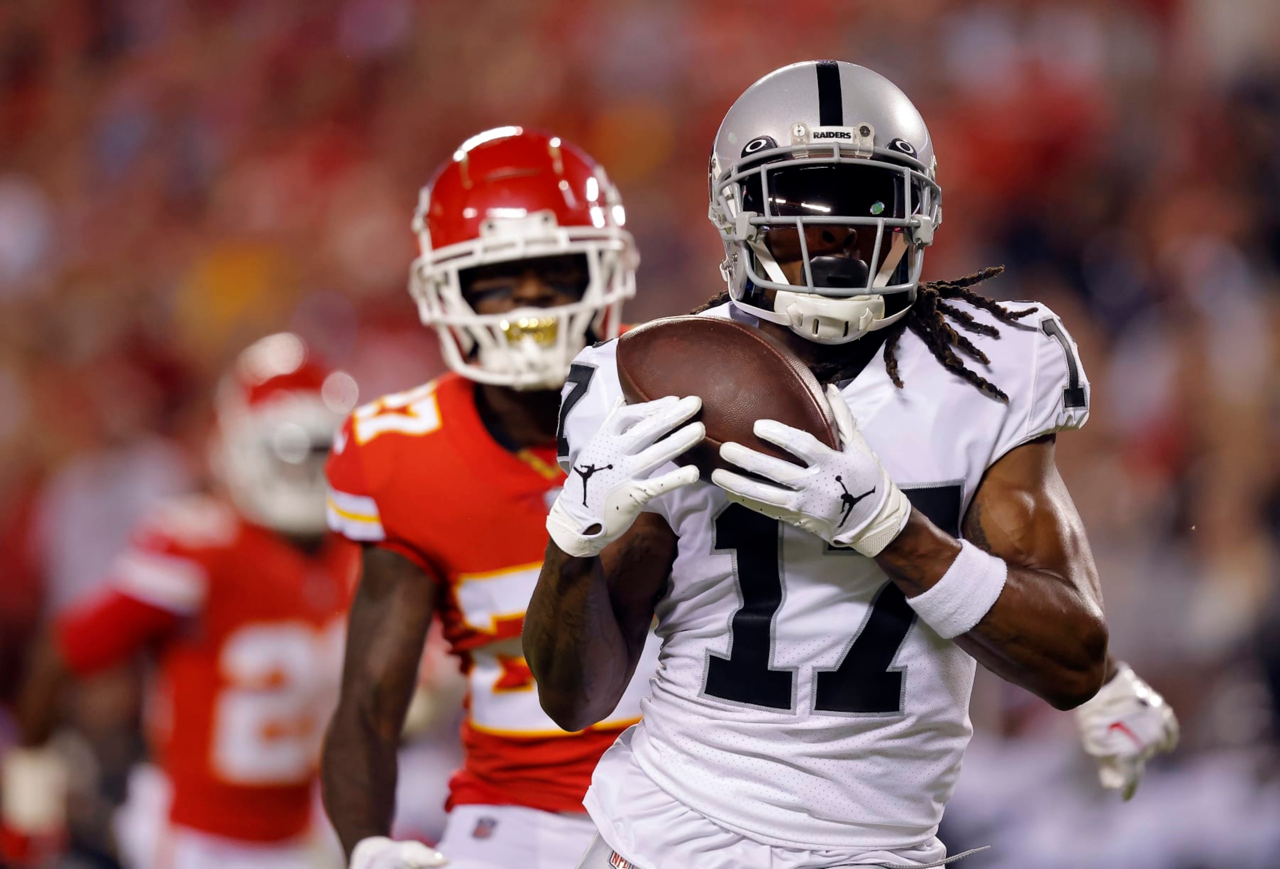 KANSAS CITY, MISSOURI - OCTOBER 10:  Davante Adams #17 of the Las Vegas Raiders catches a long pass for a touchdown as Rashad Fenton #27 of the Kansas City Chiefs defends during the 1st quarter of the  at Arrowhead Stadium on October 10, 2022 in Kansas City, Missouri. (Photo by David Eulitt/Getty Images)