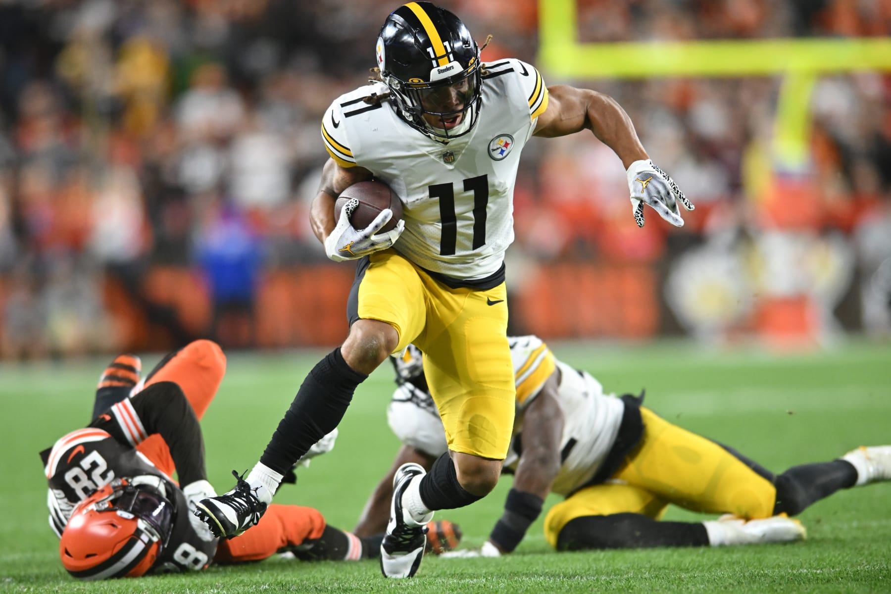 CLEVELAND, OHIO - SEPTEMBER 22: Chase Claypool #11 of the Pittsburgh Steelers rushes ahead of Jeremiah Owusu-Koramoah #28 of the Cleveland Browns during the first half at FirstEnergy Stadium on September 22, 2022 in Cleveland, Ohio. (Photo by Nick Cammett/Getty Images)