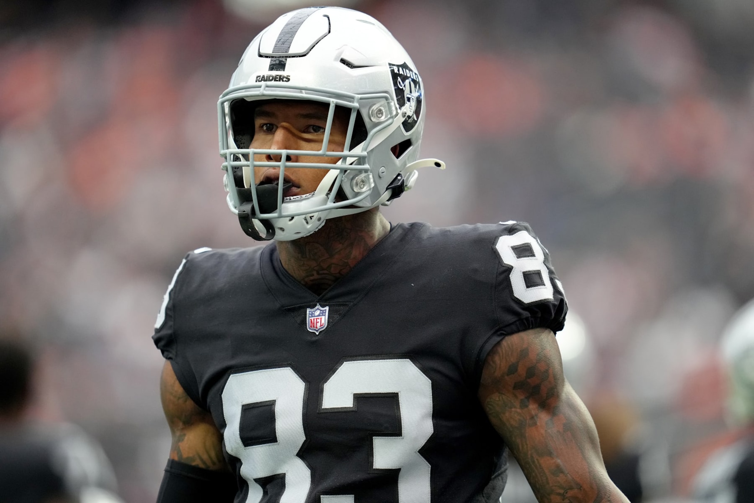 LAS VEGAS, NEVADA - OCTOBER 02: Darren Waller #83 of the Las Vegas Raiders warms up before the game against the Denver Broncos at Allegiant Stadium on October 02, 2022 in Las Vegas, Nevada. (Photo by Jeff Bottari/Getty Images)