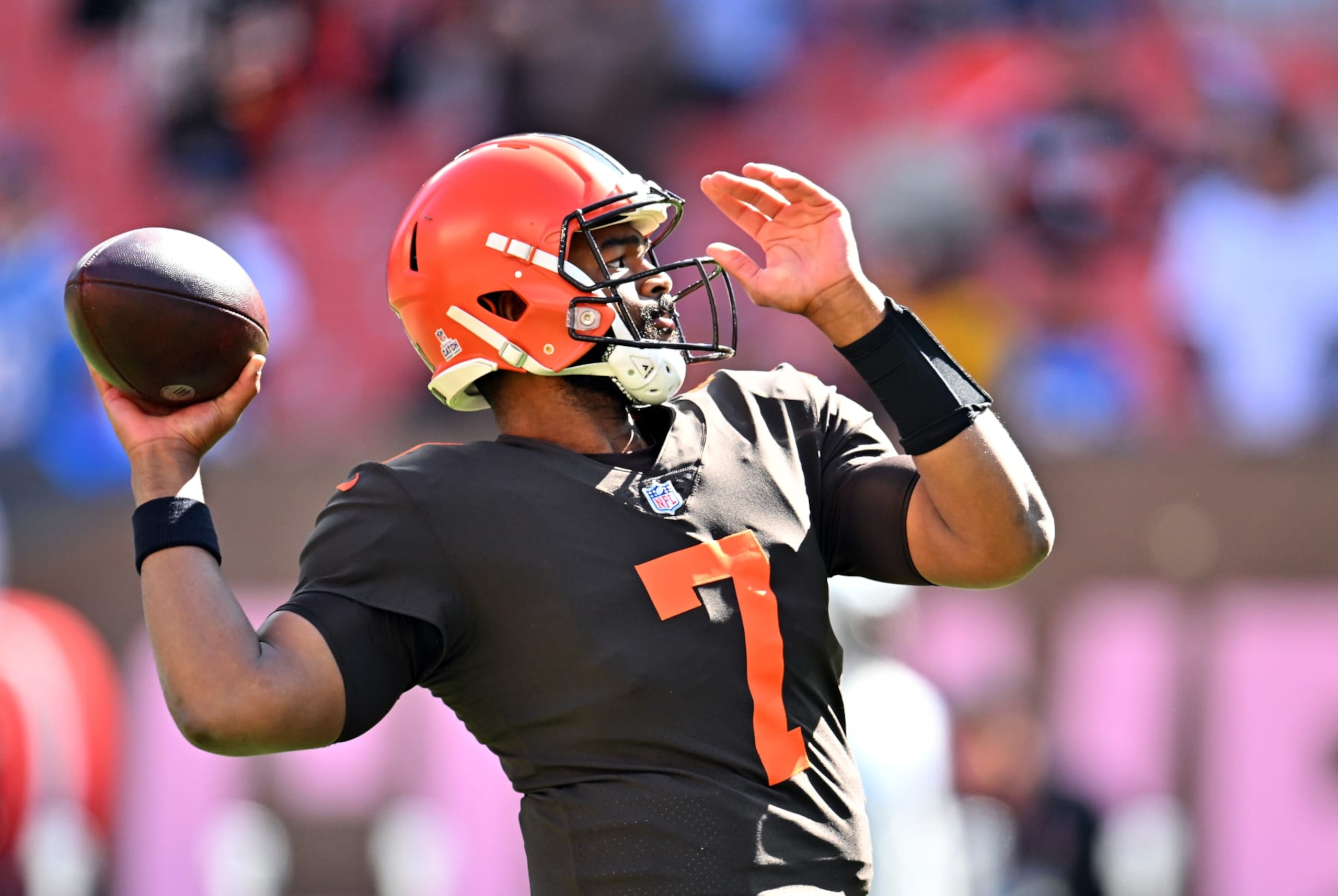 CLEVELAND, OHIO - OCTOBER 09: Jacoby Brissett #7 of the Cleveland Browns warms up before his game against the Los Angeles Chargers at FirstEnergy Stadium on October 09, 2022 in Cleveland, Ohio. (Photo by Jason Miller/Getty Images)