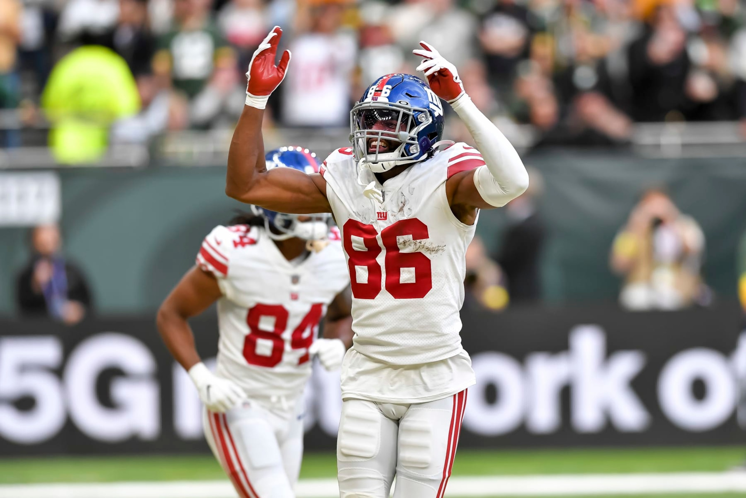 LONDON, ENGLAND - OCTOBER 09: Darius Slayton of New York Giants celebrates the touchdown with his his teammates during the NFL match between New York Giants and Green Bay Packers at Tottenham Hotspur Stadium on October 9, 2022 in London, England. (Photo by Vincent Mignott/DeFodi Images via Getty Images) LONDON, ENGLAND - OCTOBER 09: Darius Slayton of New York Giants celebrates the touchdown with his his teammates during the NFL match between New York Giants and Green Bay Packers at Tottenham Hotspur Stadium on October 9, 2022 in London, England. (Photo by Vincent Mignott/DeFodi Images via Getty Images)