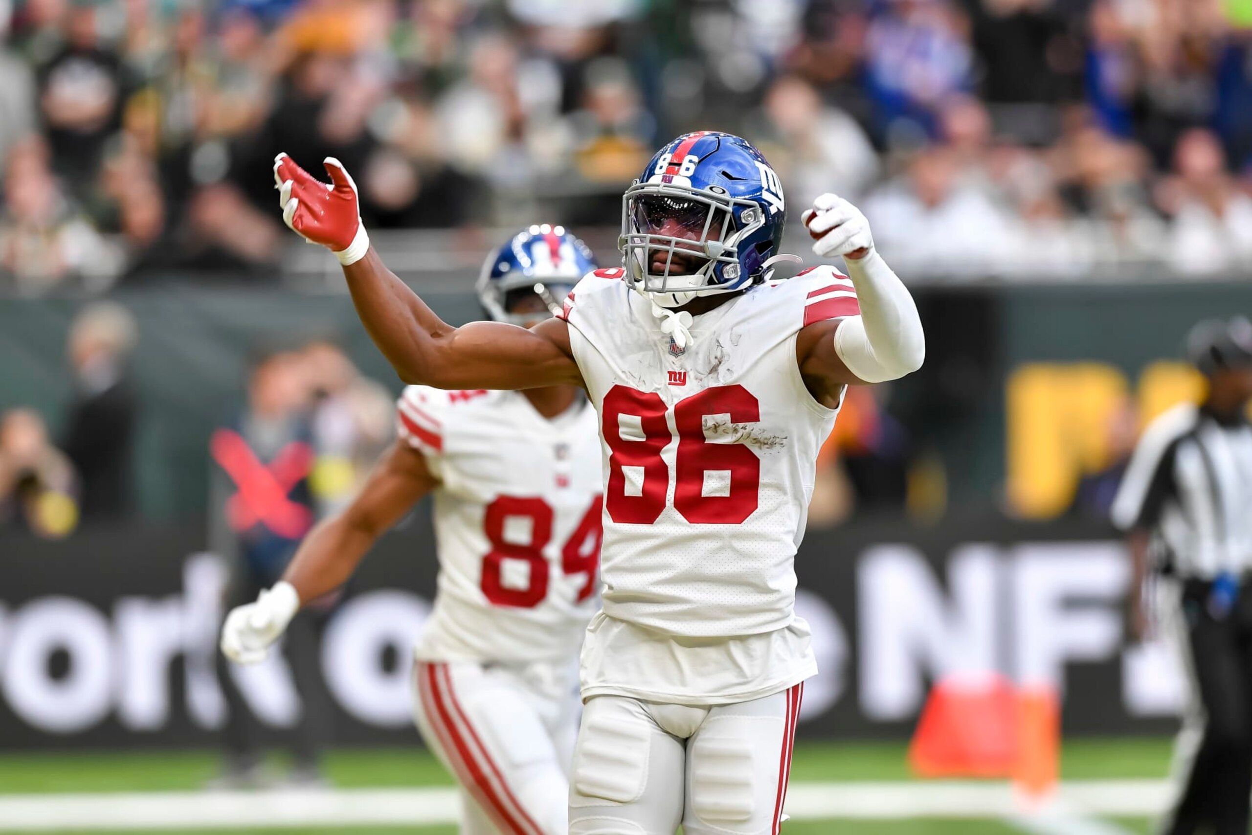 LONDON, ENGLAND - OCTOBER 09: Darius Slayton of New York Giants celebrates the touchdown with his his teammates during the NFL match between New York Giants and Green Bay Packers at Tottenham Hotspur Stadium on October 9, 2022 in London, England. (Photo by Vincent Mignott/DeFodi Images via Getty Images) LONDON, ENGLAND - OCTOBER 09: Darius Slayton of New York Giants celebrates the touchdown with his his teammates during the NFL match between New York Giants and Green Bay Packers at Tottenham Hotspur Stadium on October 9, 2022 in London, England. (Photo by Vincent Mignott/DeFodi Images via Getty Images)