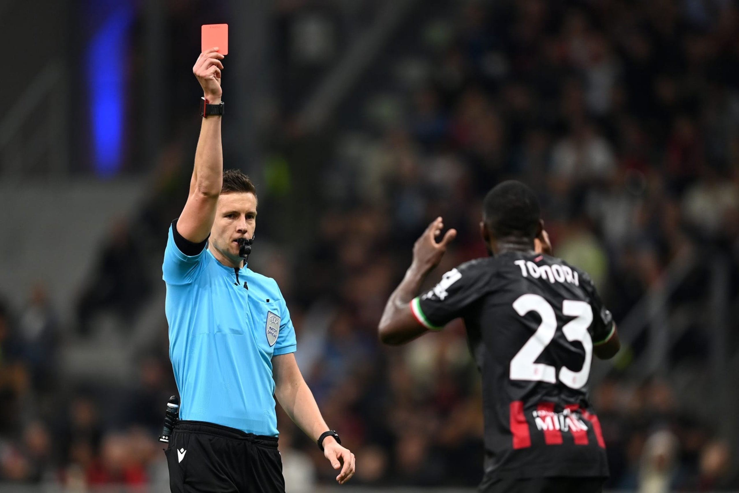 MILAN, ITALY - OCTOBER 11: Fikayo Tomori of AC Milan is shown a red card by referee Daniel Siebert during the UEFA Champions League group E match between AC Milan and Chelsea FC at Giuseppe Meazza Stadium on October 11, 2022 in Milan, Italy. (Photo by Darren Walsh/Chelsea FC via Getty Images)