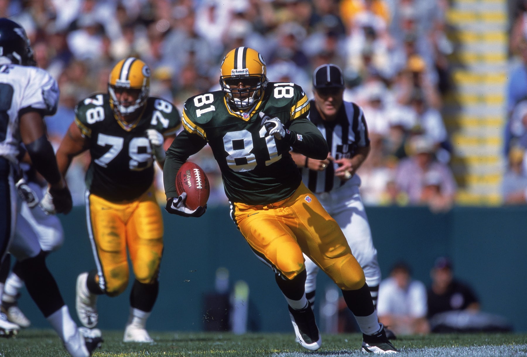 17 Sep 2000:  Tyrone Davis #81 of the Green Bay Packers runs with the ball during the game against the Philadelphia Eagles at Lambeau Field in Green Bay, Wisconsin. The Packers defeated the Eagles 6-3.Mandatory Credit: Tom Hauck  /Allsport