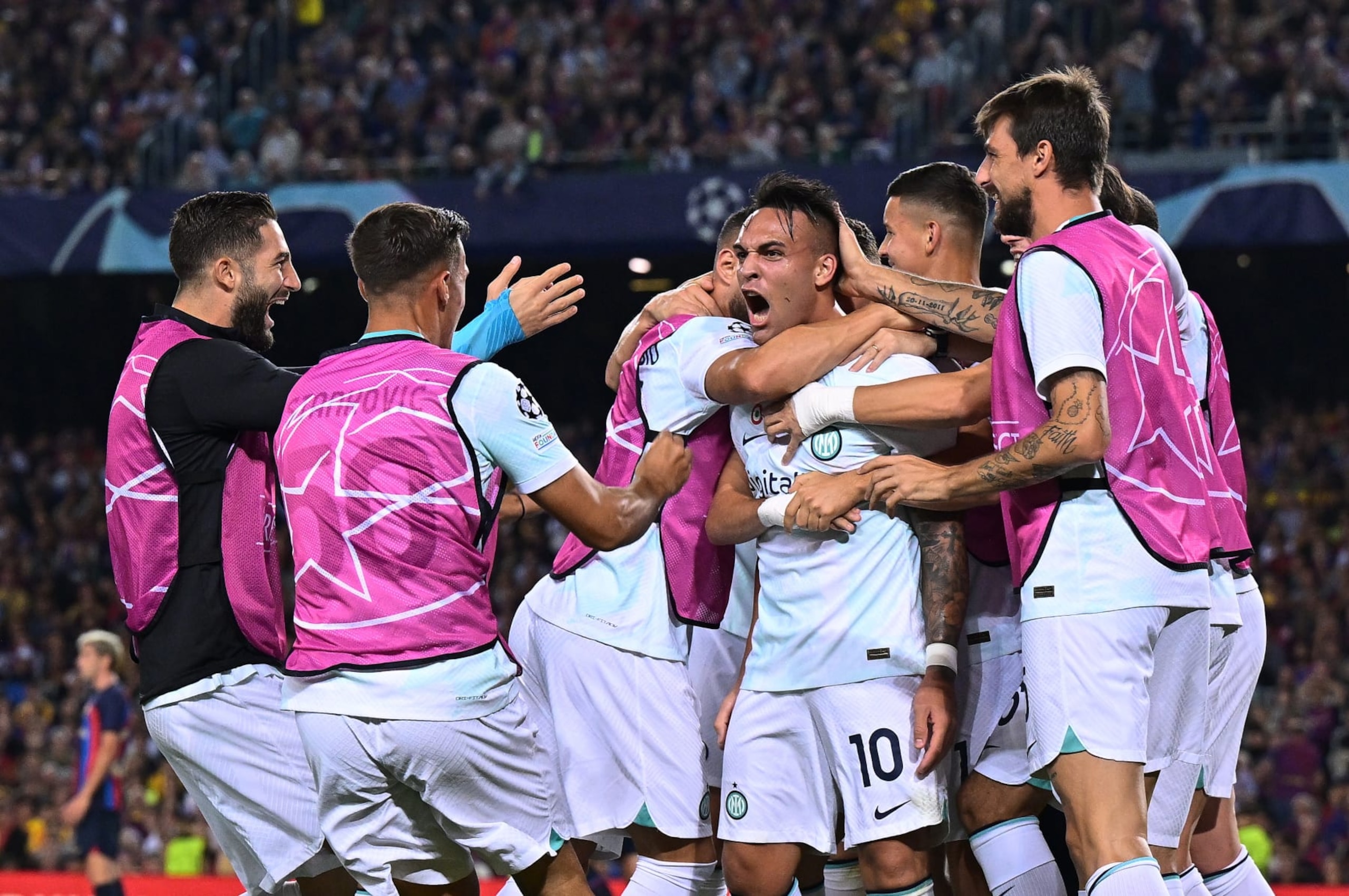 BARCELONA, SPAIN - OCTOBER 12:  Lautaro Martinez of FC Internazionale celebrates  with team-mates after scoring a goal during the UEFA Champions League group C match between FC Barcelona and FC Internazionale at Spotify Camp Nou on October 12, 2022 in Barcelona, Spain. (Photo by Mattia Ozbot - Inter/Inter via Getty Images)